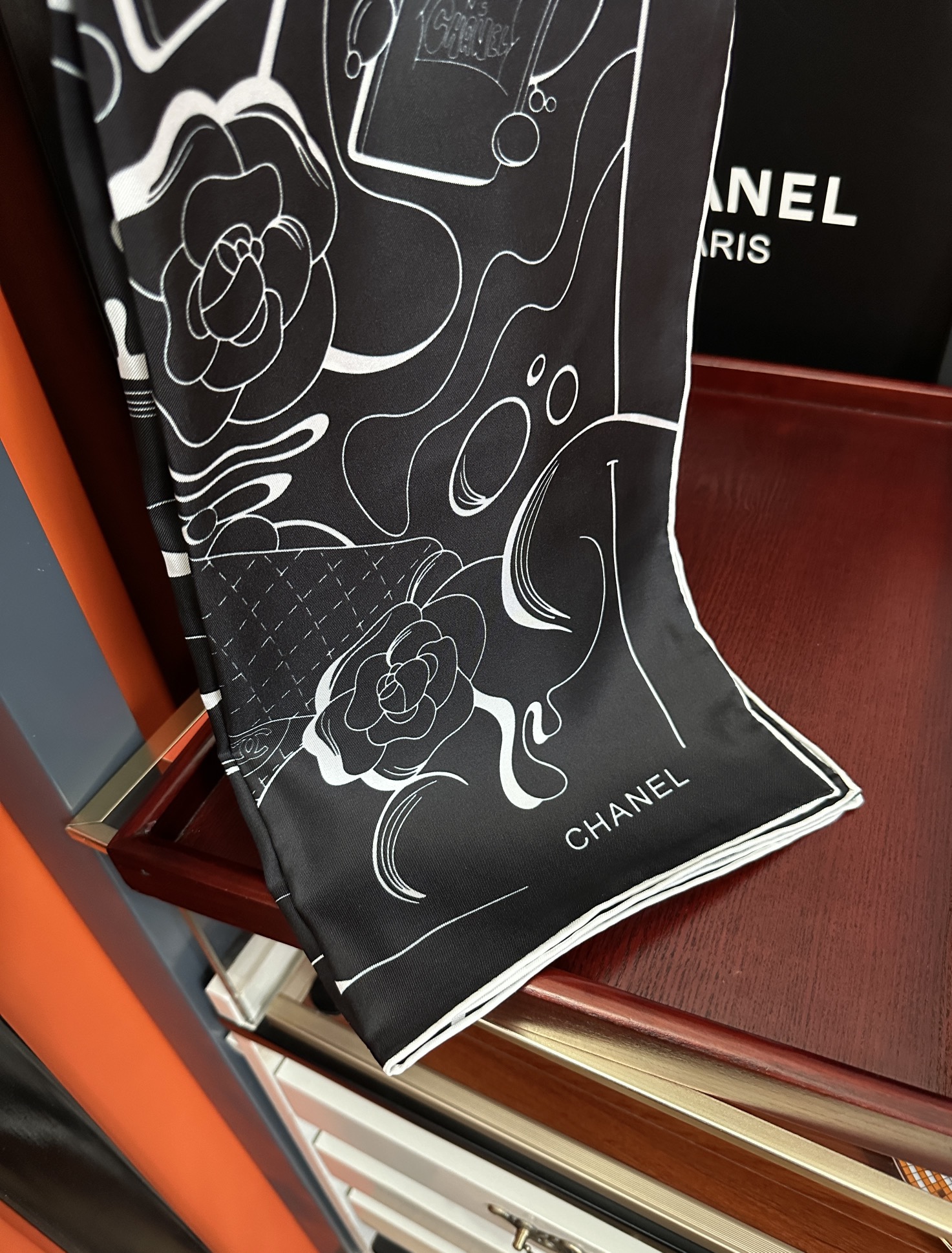 。 香奈儿 【山茶花5号香水瓶】👍2025香奶奶永远都是比较经典發一条印有5号香水瓶跟四叶草交织图案巧妙