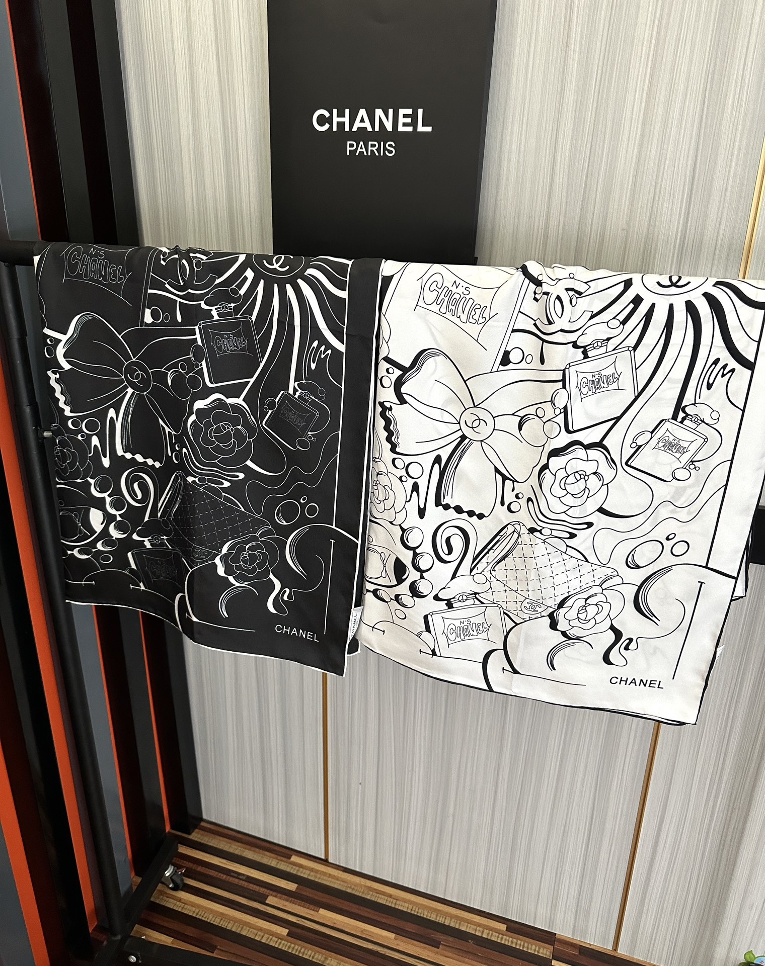 。 香奈儿 【山茶花5号香水瓶】👍2025香奶奶永远都是比较经典發一条印有5号香水瓶跟四叶草交织图案巧妙