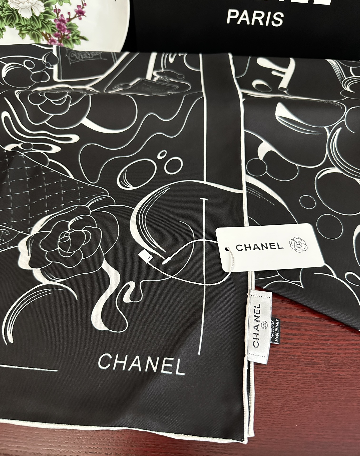 。 香奈儿 【山茶花5号香水瓶】👍2025香奶奶永远都是比较经典發一条印有5号香水瓶跟四叶草交织图案巧妙