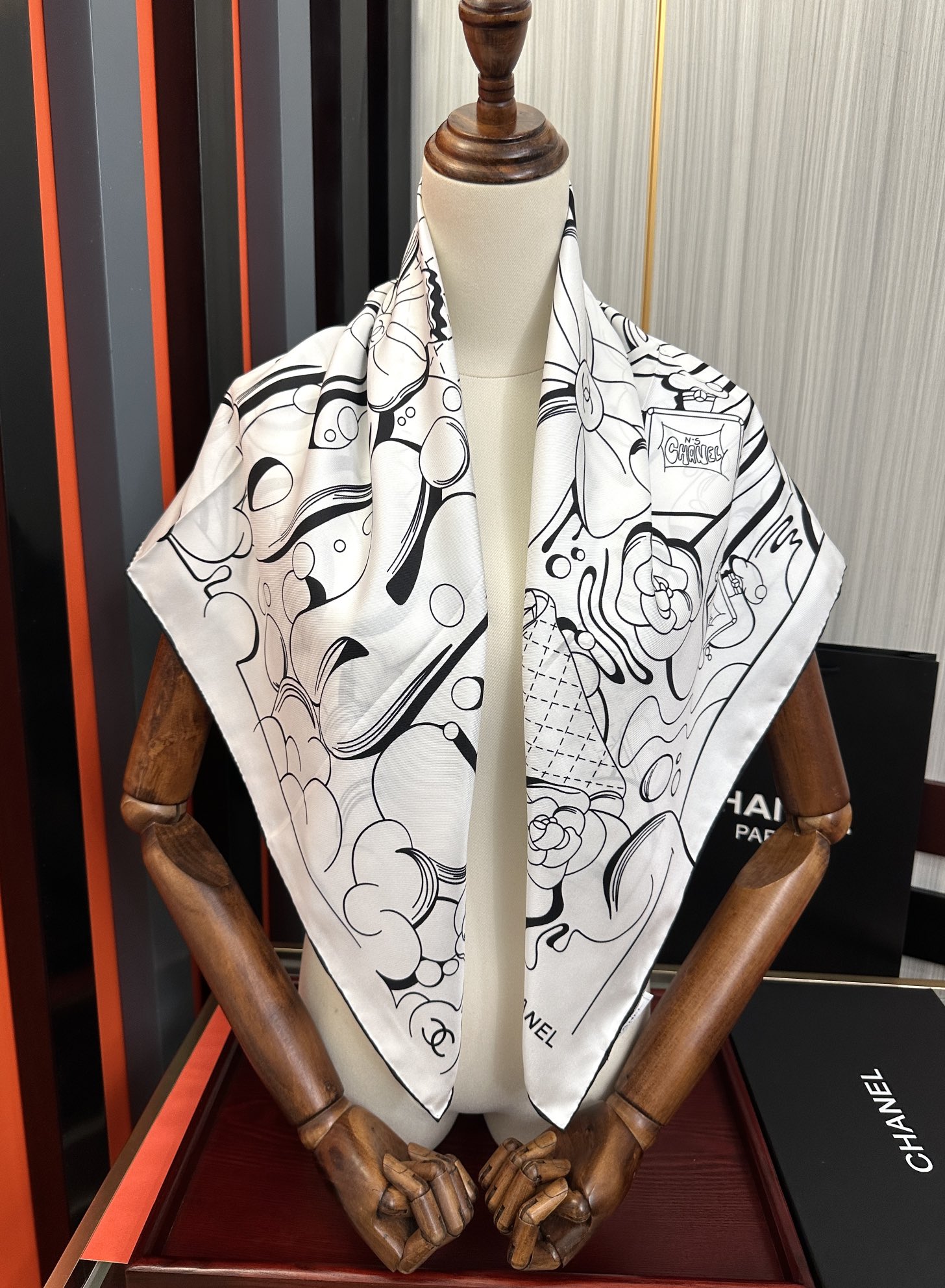 。 香奈儿 【山茶花5号香水瓶】👍2025香奶奶永远都是比较经典發一条印有5号香水瓶跟四叶草交织图案巧妙