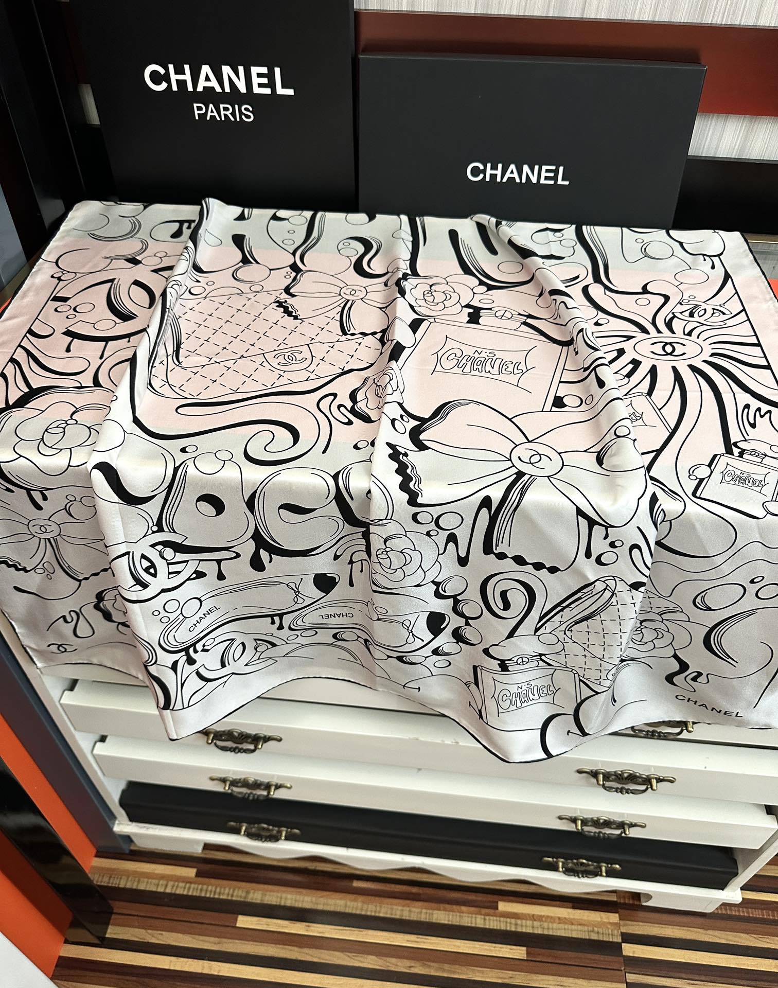 。 香奈儿 【山茶花5号香水瓶】👍2025香奶奶永远都是比较经典發一条印有5号香水瓶跟四叶草交织图案巧妙