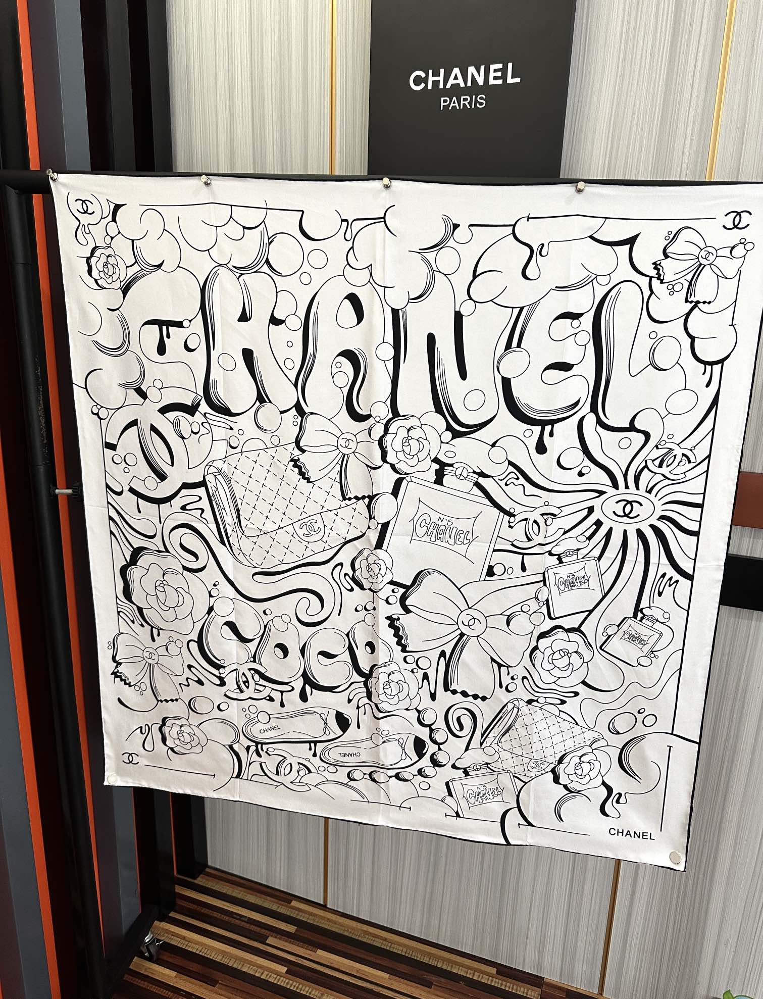 。 香奈儿 【山茶花5号香水瓶】👍2025香奶奶永远都是比较经典發一条印有5号香水瓶跟四叶草交织图案巧妙