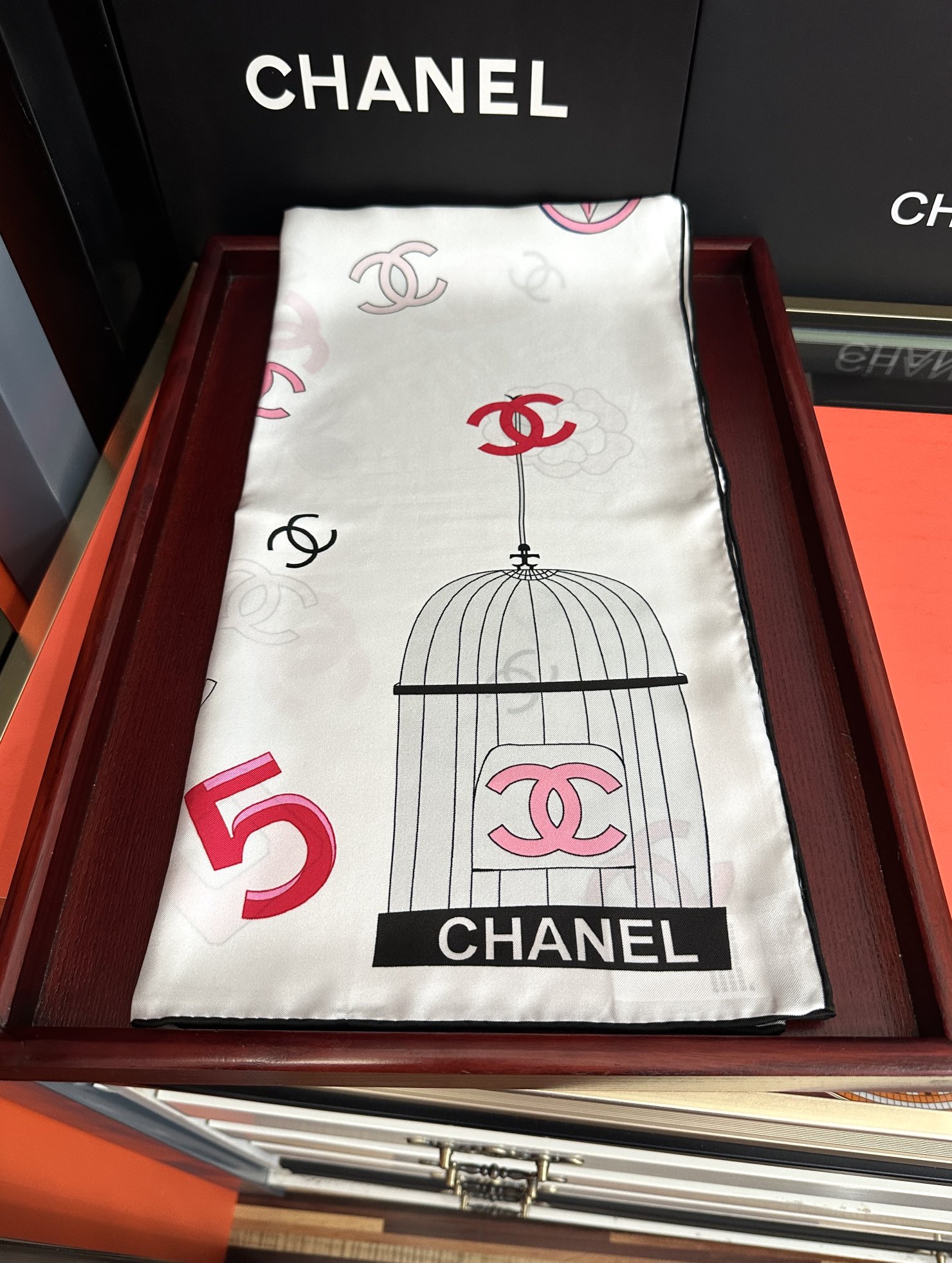 🆕香奈儿《字母鸟笼丝巾》得意经典配色庆祝融合品牌标识与艺术化鸟笼元素玫瑰低调中透露出高级感嘴唇标志性字母