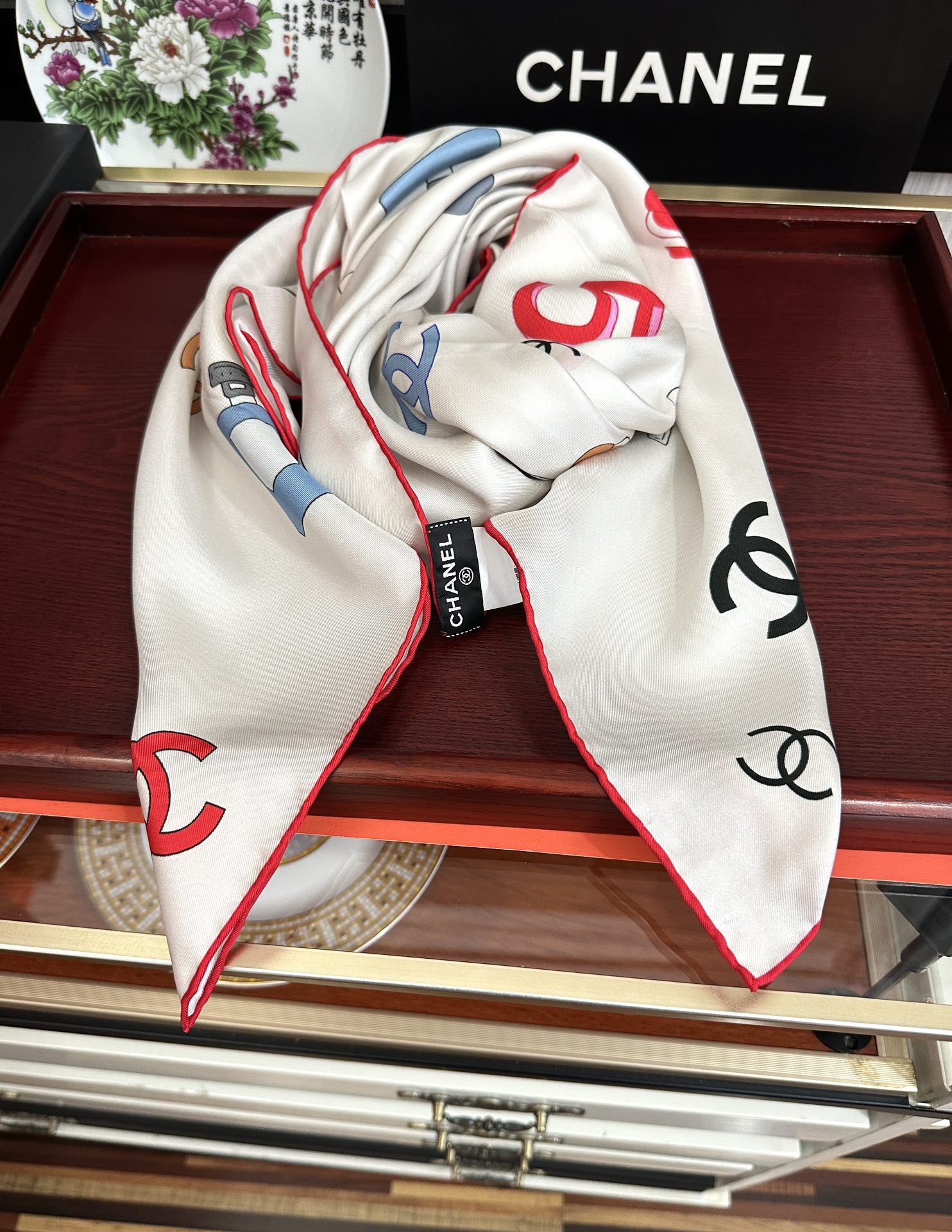 🆕香奈儿《字母鸟笼丝巾》得意经典配色庆祝融合品牌标识与艺术化鸟笼元素玫瑰低调中透露出高级感嘴唇标志性字母
