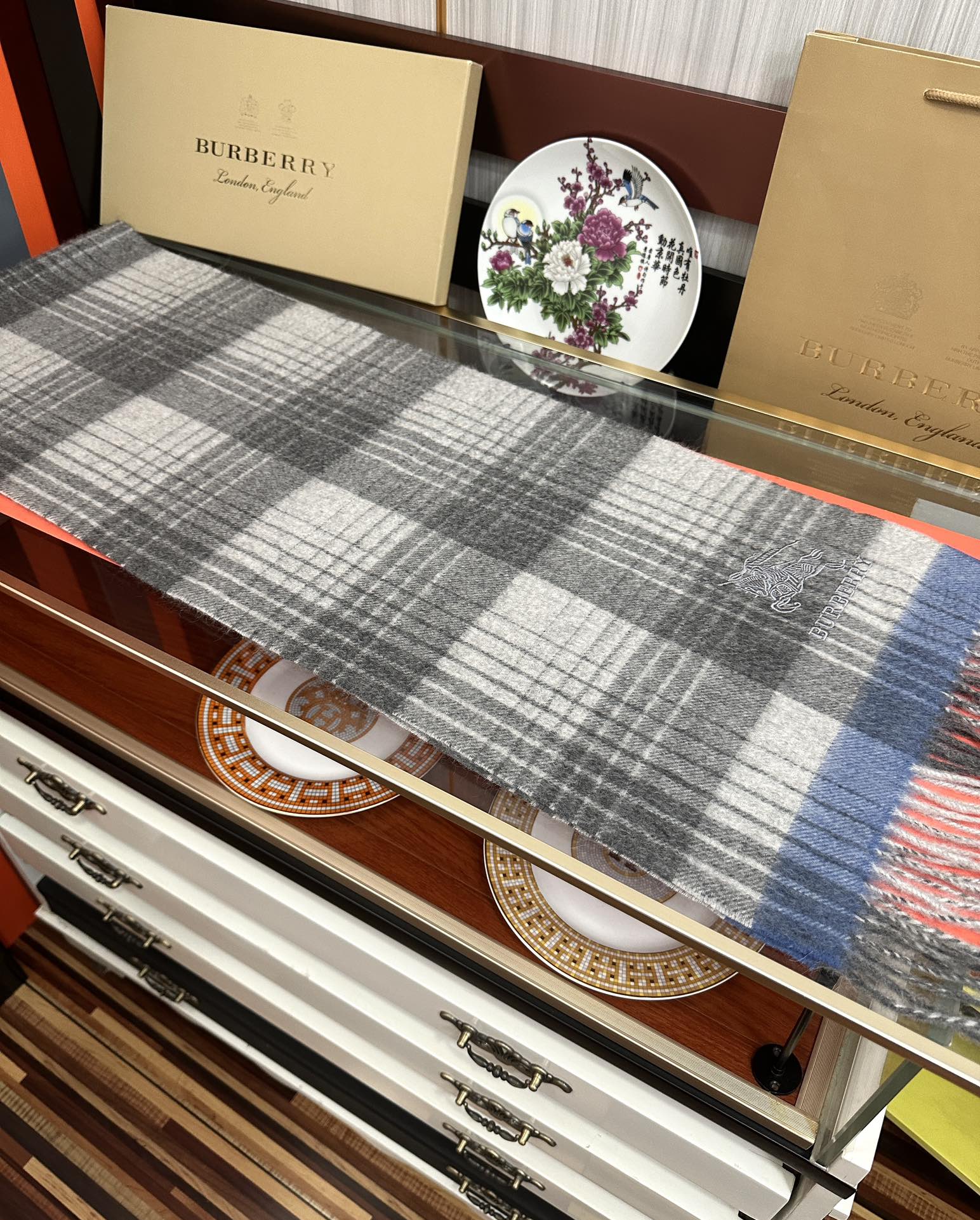 爱心   2025 新款。85%山羊绒 巴宝莉采用内蒙古顶级山羊绒，最新款男女通用情侣款👫重磅推荐💥 经