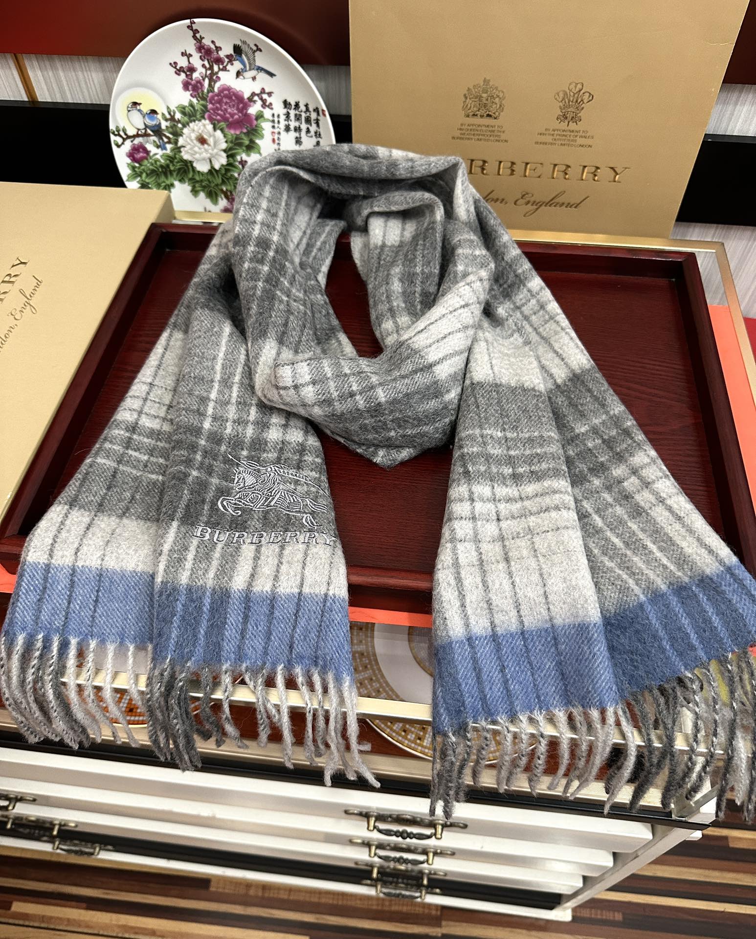 爱心   2025 新款。85%山羊绒 巴宝莉采用内蒙古顶级山羊绒，最新款男女通用情侣款👫重磅推荐💥 经