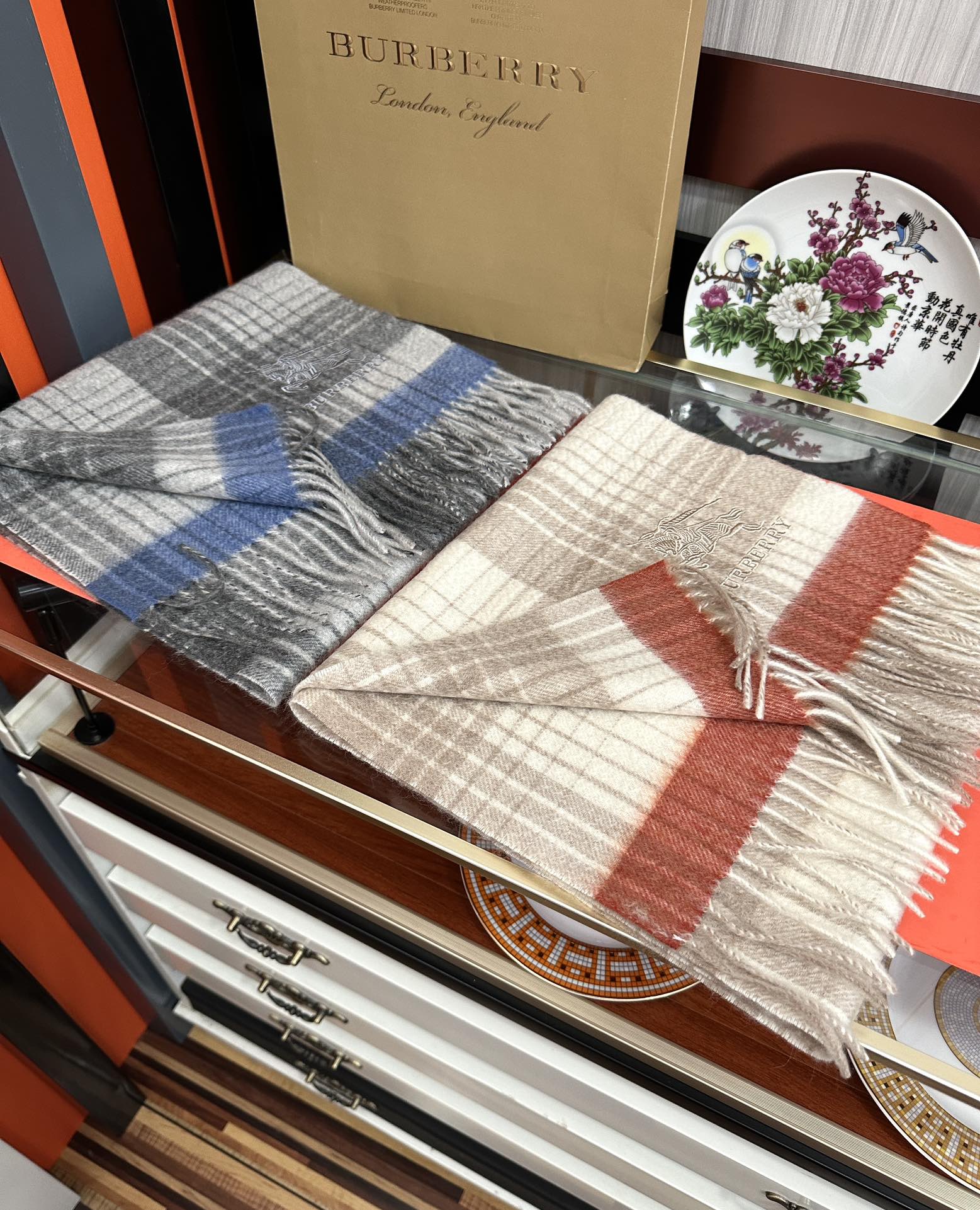 爱心   2025 新款。85%山羊绒 巴宝莉采用内蒙古顶级山羊绒，最新款男女通用情侣款👫重磅推荐💥 经