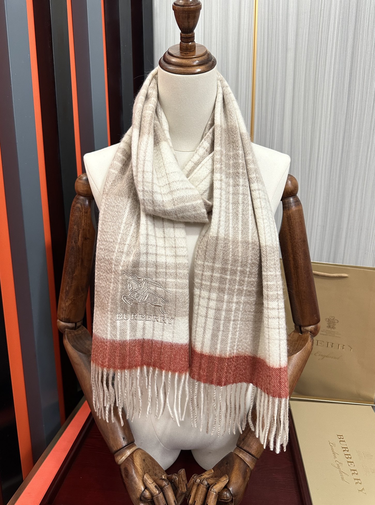 爱心   2025 新款。85%山羊绒 巴宝莉采用内蒙古顶级山羊绒，最新款男女通用情侣款👫重磅推荐💥 经