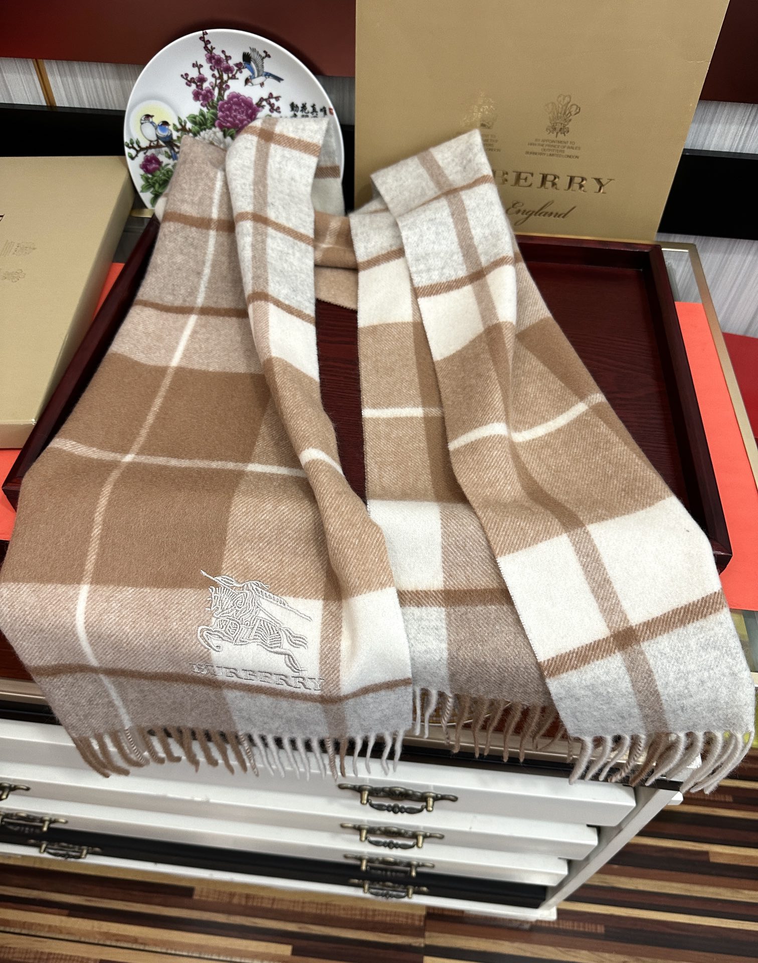 。85%山羊绒  2025 巴宝莉【刺绣战马】采用内蒙古顶级山羊绒 最新款男女通用情侣款👫重磅推荐💥 经