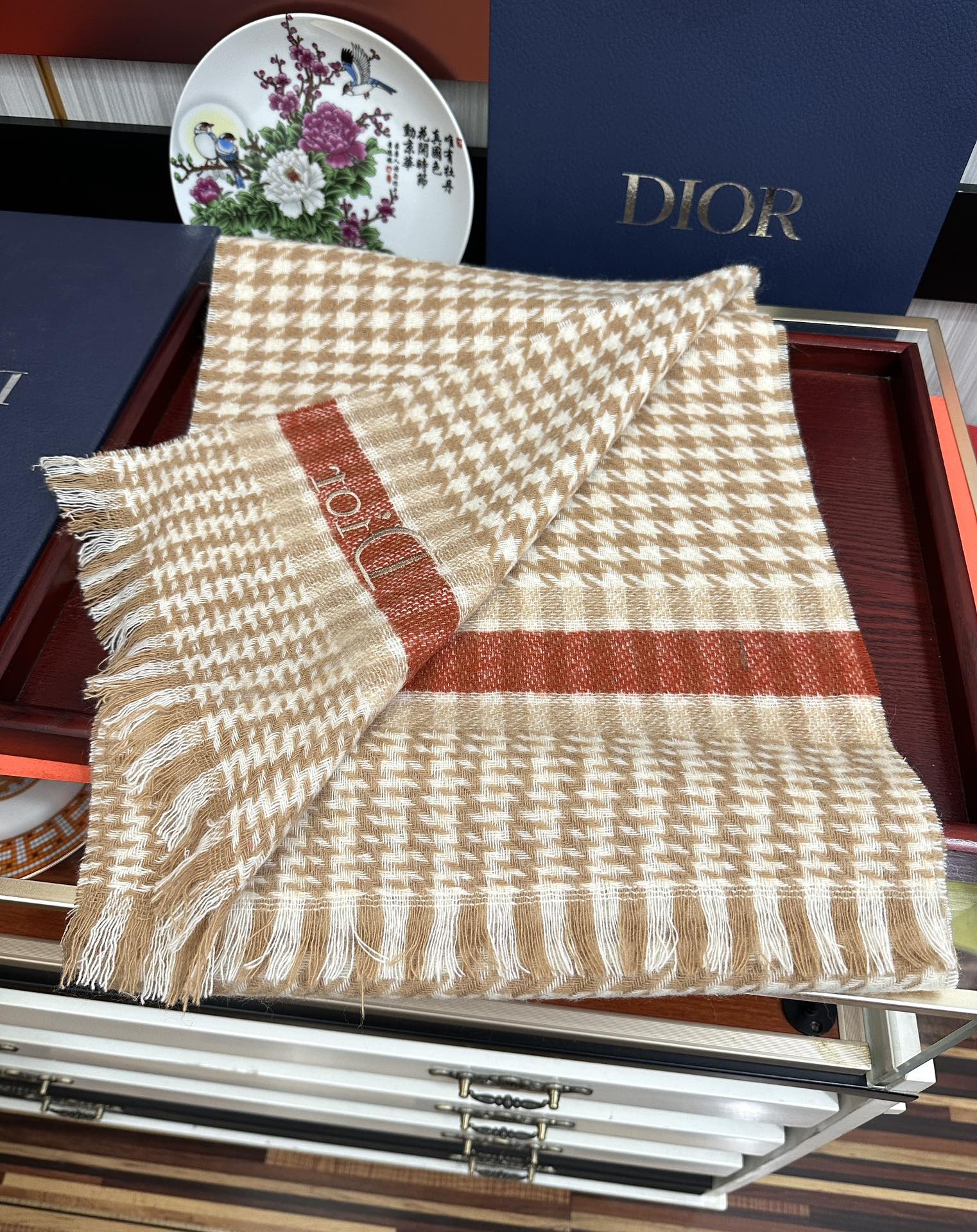 上新。 太美了2025  迪家采用内蒙古羊绒，最新款男女通用情侣款👫重磅推荐💥 经典的格子，永不过时。非