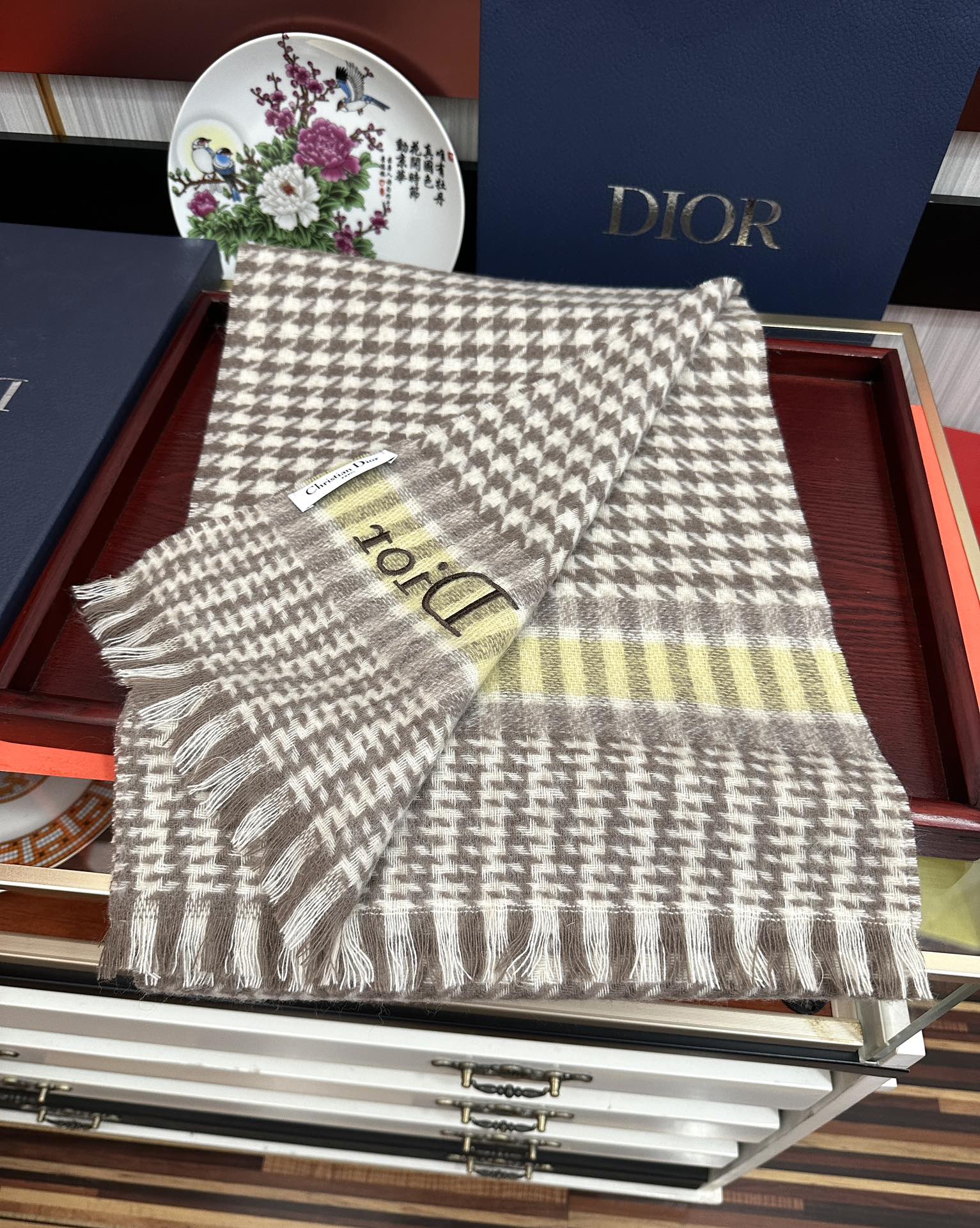 上新。 太美了2025  迪家采用内蒙古羊绒，最新款男女通用情侣款👫重磅推荐💥 经典的格子，永不过时。非