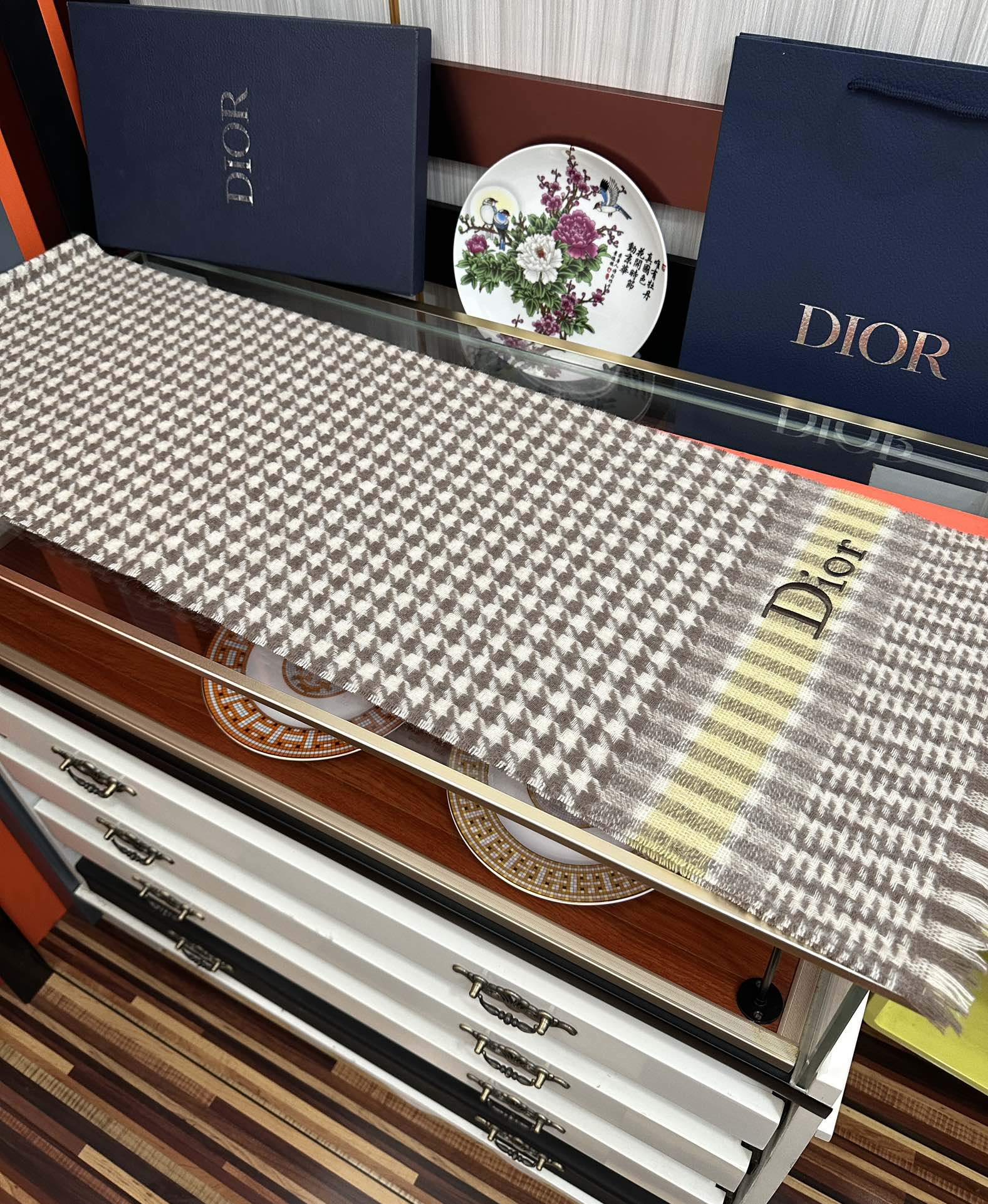 上新。 太美了2025  迪家采用内蒙古羊绒，最新款男女通用情侣款👫重磅推荐💥 经典的格子，永不过时。非