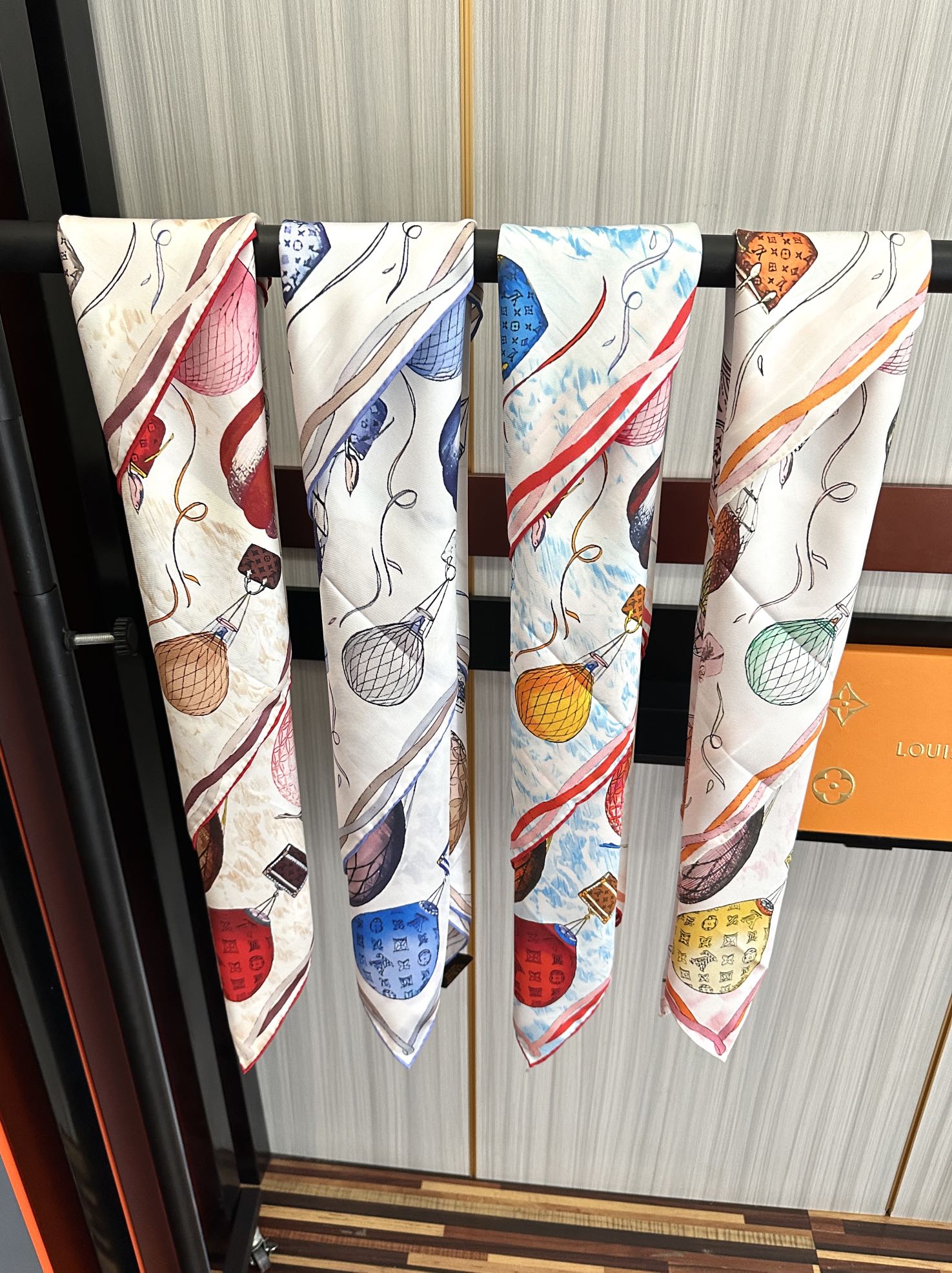 。LV官网同步【双面同色 热气球⚽️】精致卷边 太美了庆祝永远都是那么经典“通过别致的经典色彩向原创设计