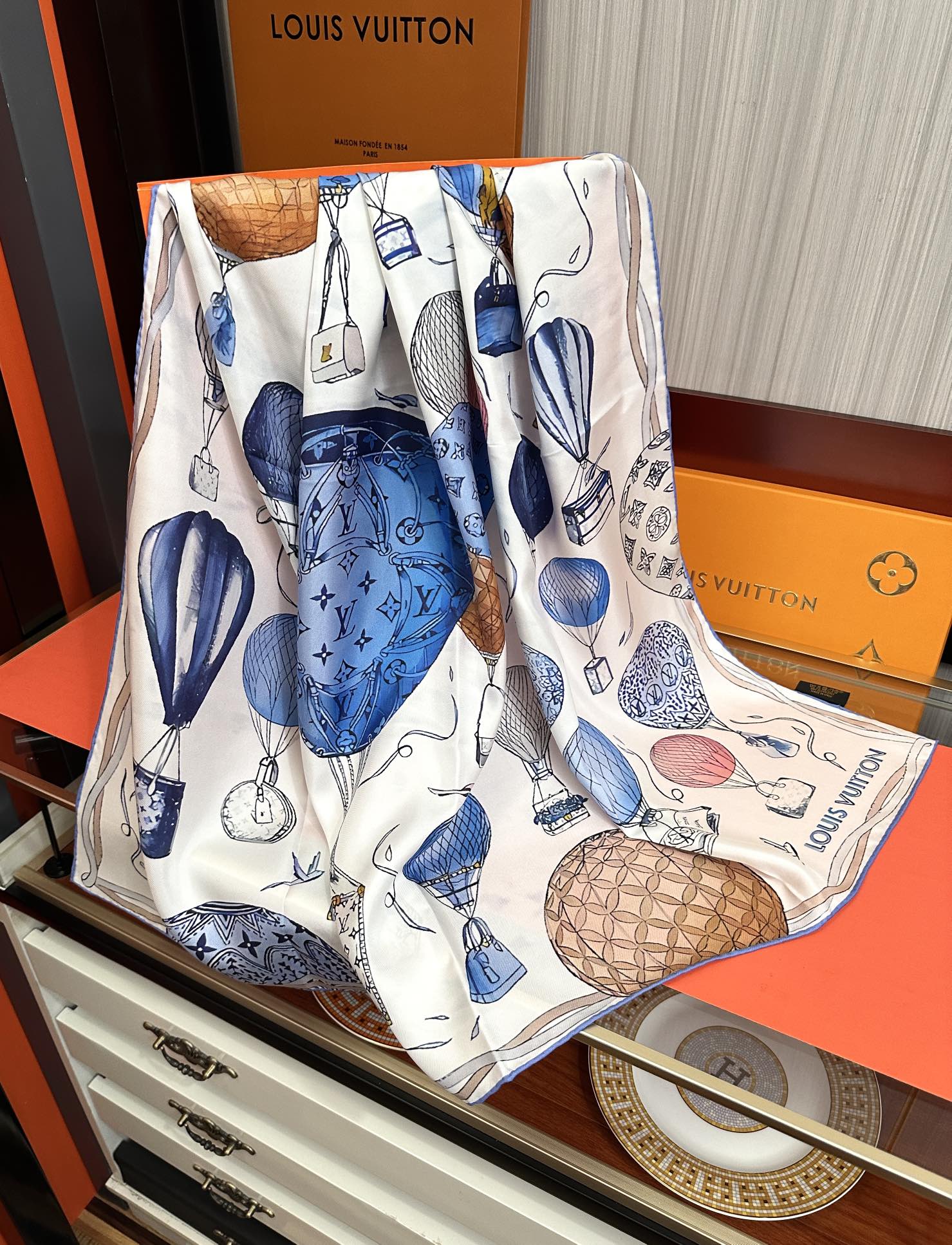 。LV官网同步【双面同色 热气球⚽️】精致卷边 太美了庆祝永远都是那么经典“通过别致的经典色彩向原创设计