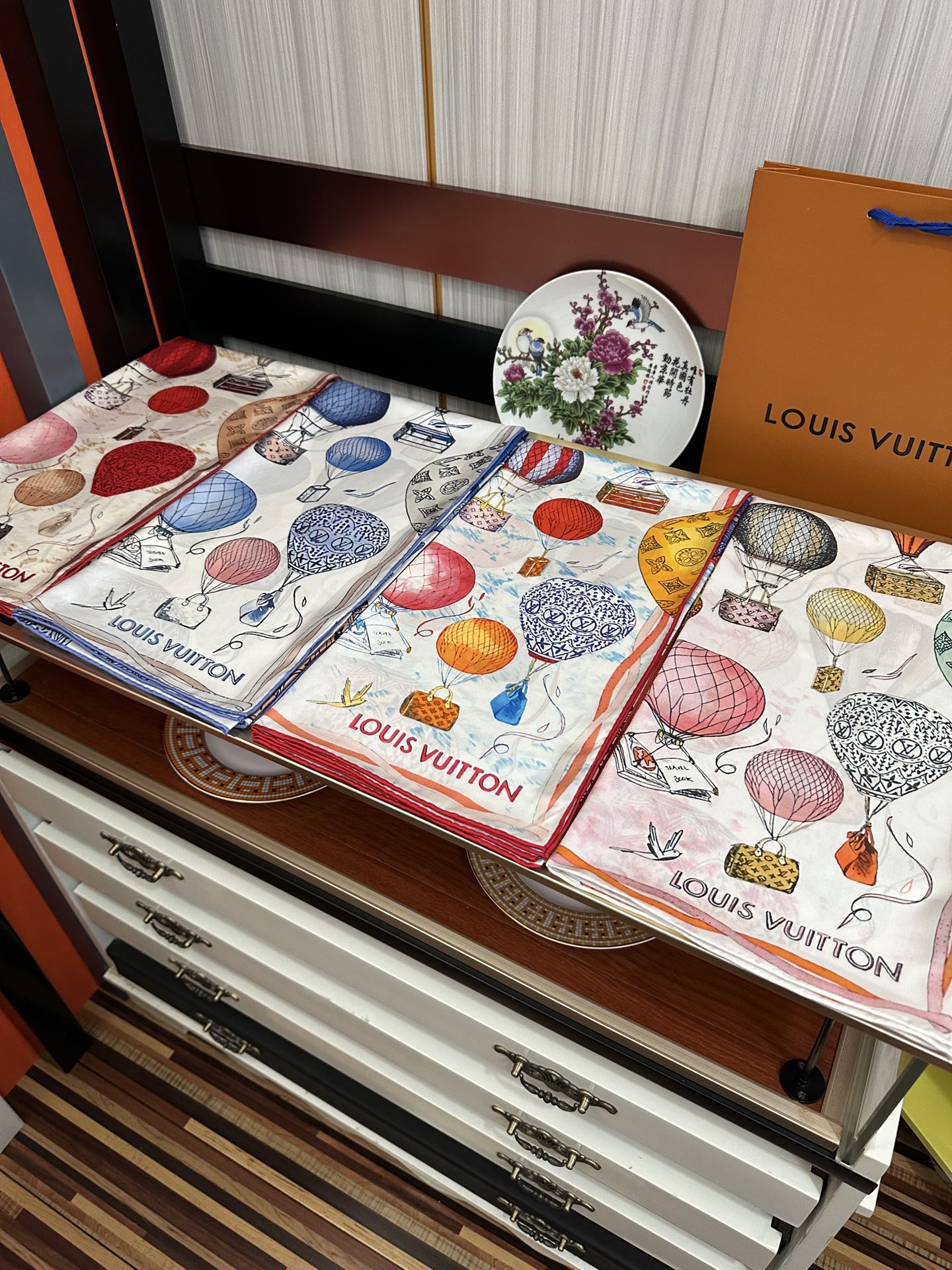 。LV官网同步【双面同色 热气球⚽️】精致卷边 太美了庆祝永远都是那么经典“通过别致的经典色彩向原创设计