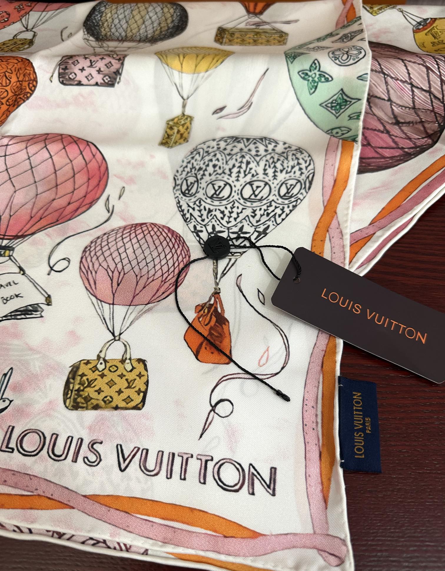 。LV官网同步【双面同色 热气球⚽️】精致卷边 太美了庆祝永远都是那么经典“通过别致的经典色彩向原创设计