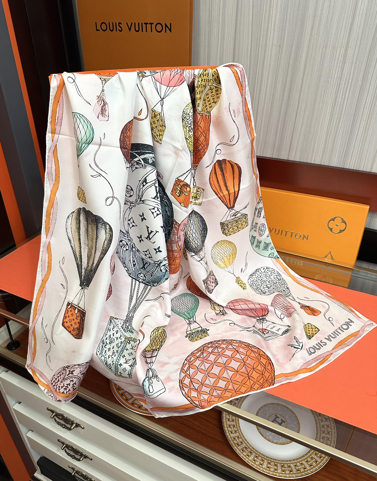 。LV官网同步【双面同色 热气球⚽️】精致卷边 太美了庆祝永远都是那么经典“通过别致的经典色彩向原创设计