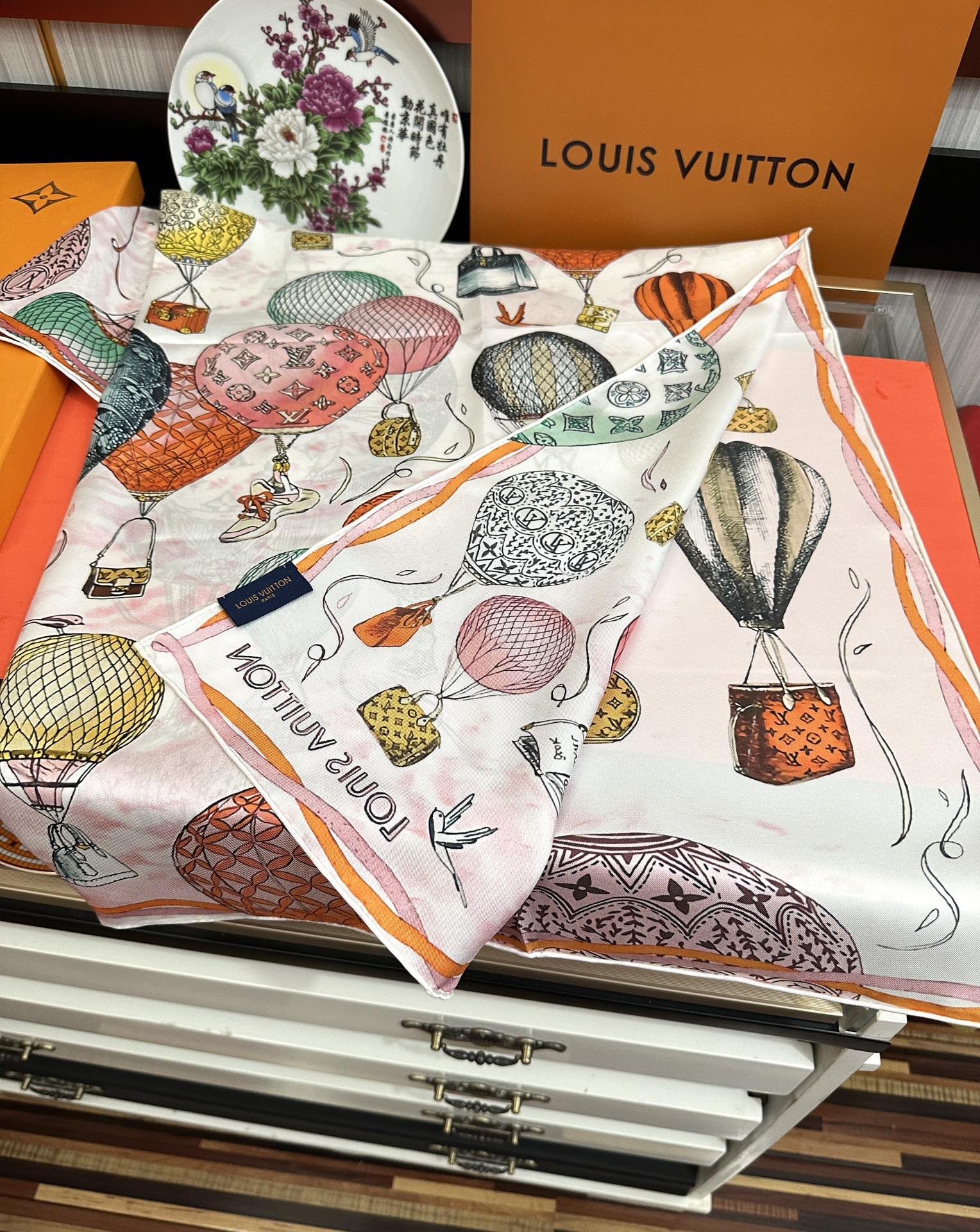 。LV官网同步【双面同色 热气球⚽️】精致卷边 太美了庆祝永远都是那么经典“通过别致的经典色彩向原创设计