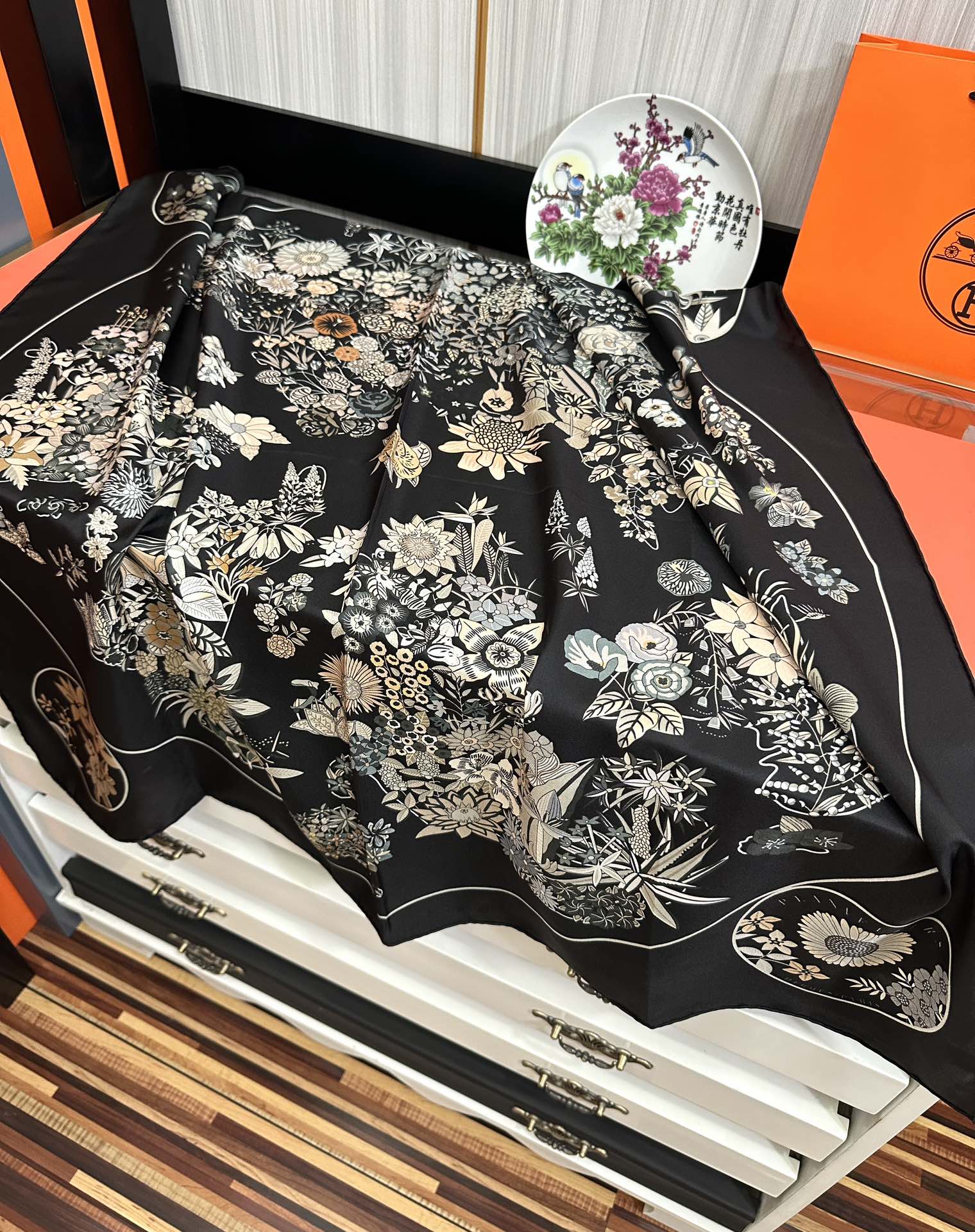 上新2025。HERMES 重磅庆祝【花绘地图】方巾嘴唇精简时髦，品质感很显好得意好搭到上瘾的丝巾色带着