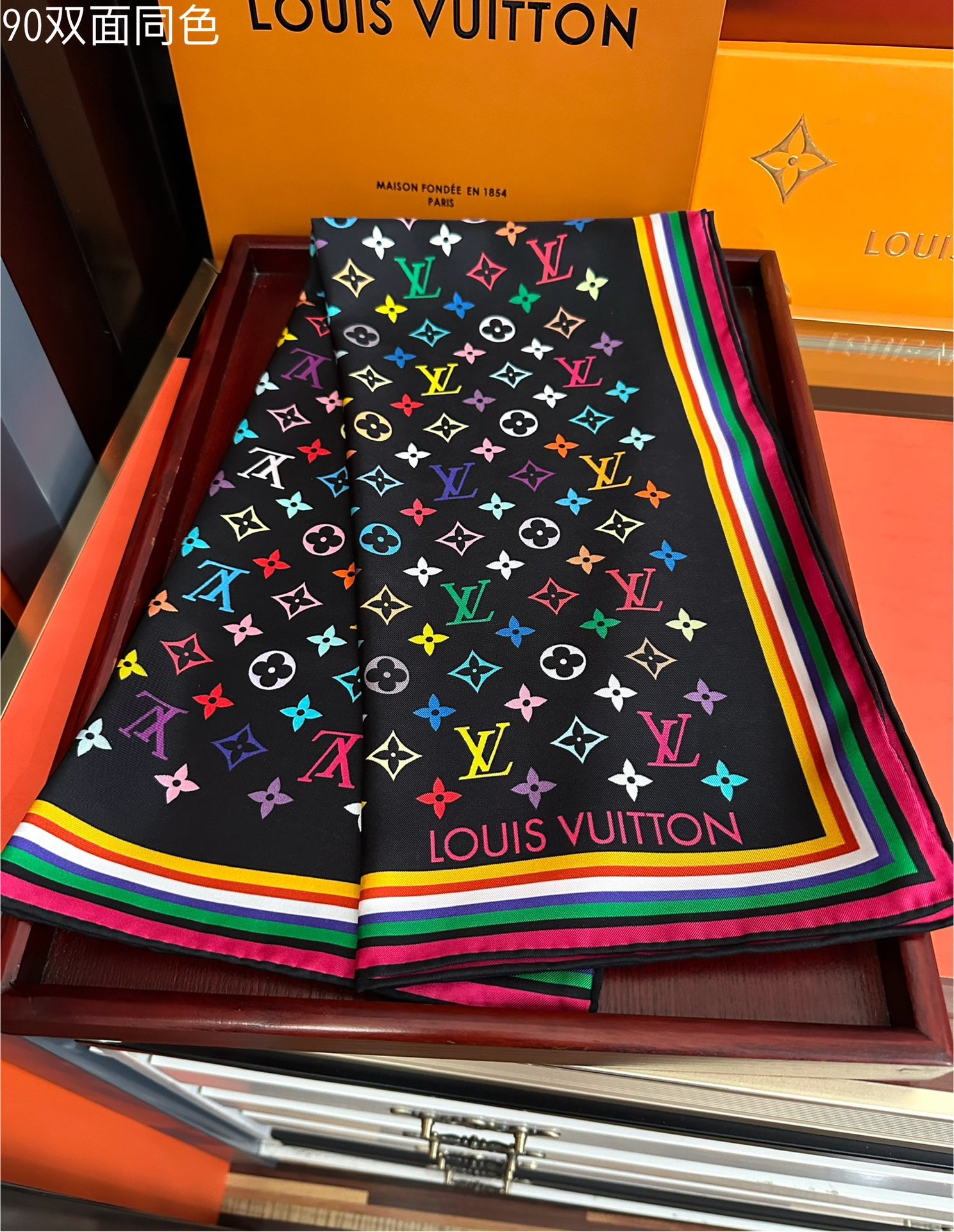 。2010 高版本LV官网同步【双面同色】庆祝“L家”90典藏方巾通过别致的经典色彩向原创设计致敬太阳作