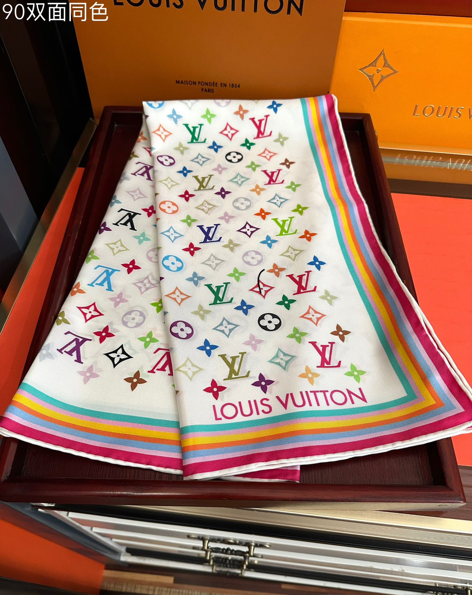 。2010 高版本LV官网同步【双面同色】庆祝“L家”90典藏方巾通过别致的经典色彩向原创设计致敬太阳作