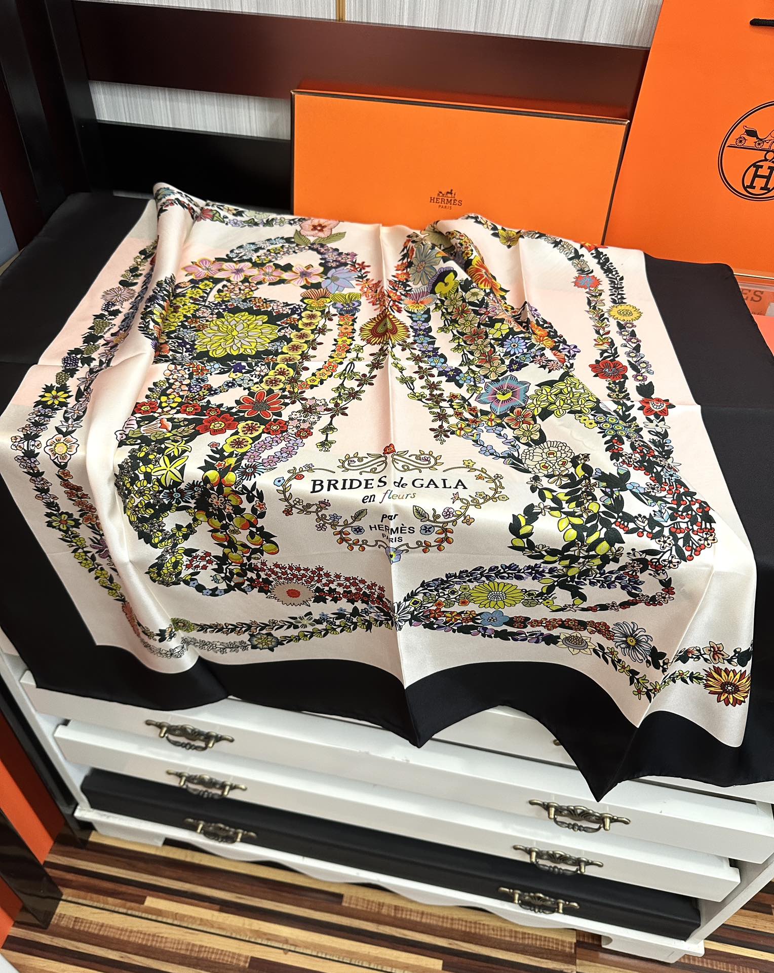  。高版本 爱马仕 的经典单品展现强大而迷人的女性魅力精髓色此90方巾推陈出新太阳诠释无限的情感和自由，