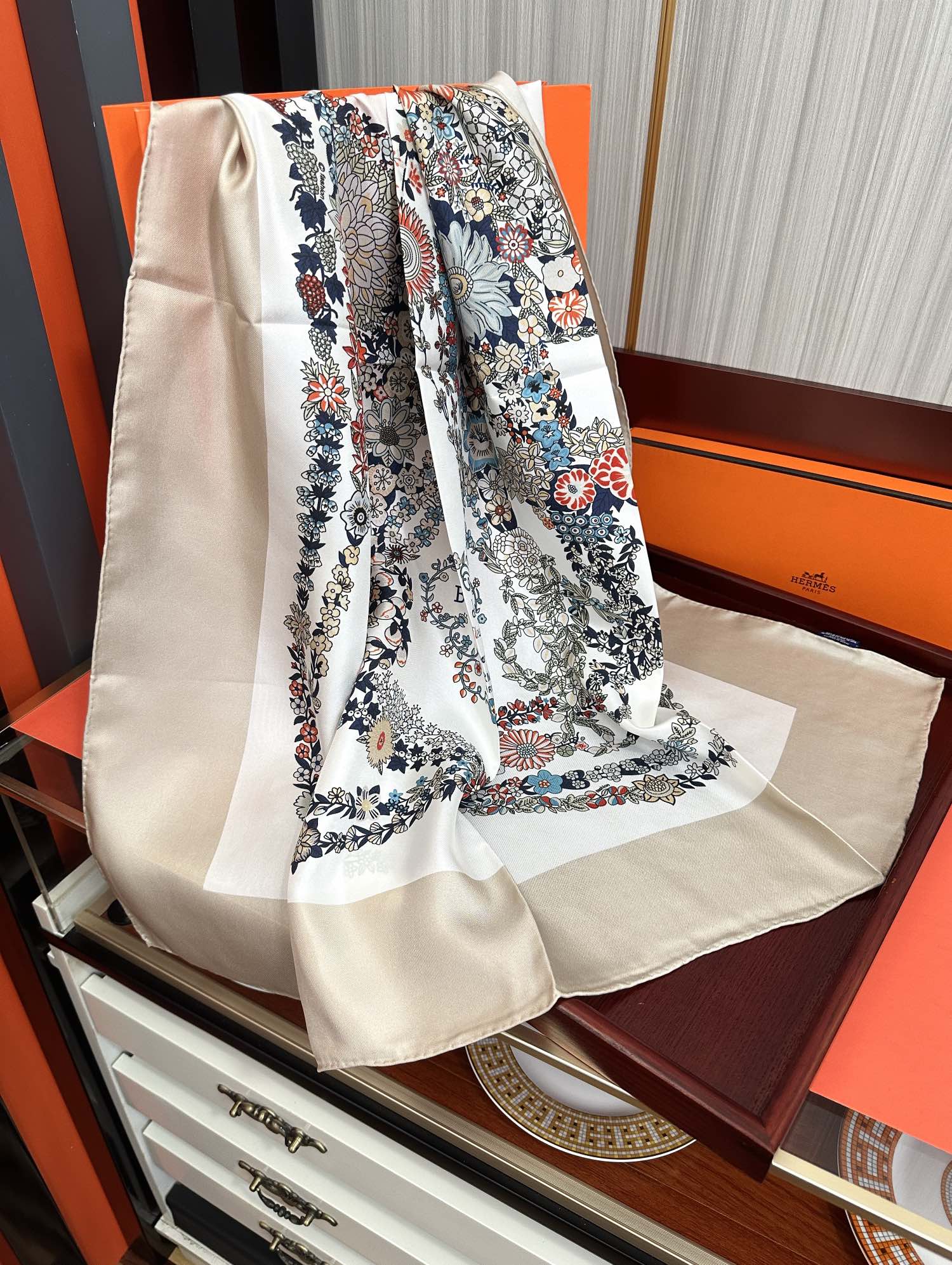  。高版本 爱马仕 的经典单品展现强大而迷人的女性魅力精髓色此90方巾推陈出新太阳诠释无限的情感和自由，