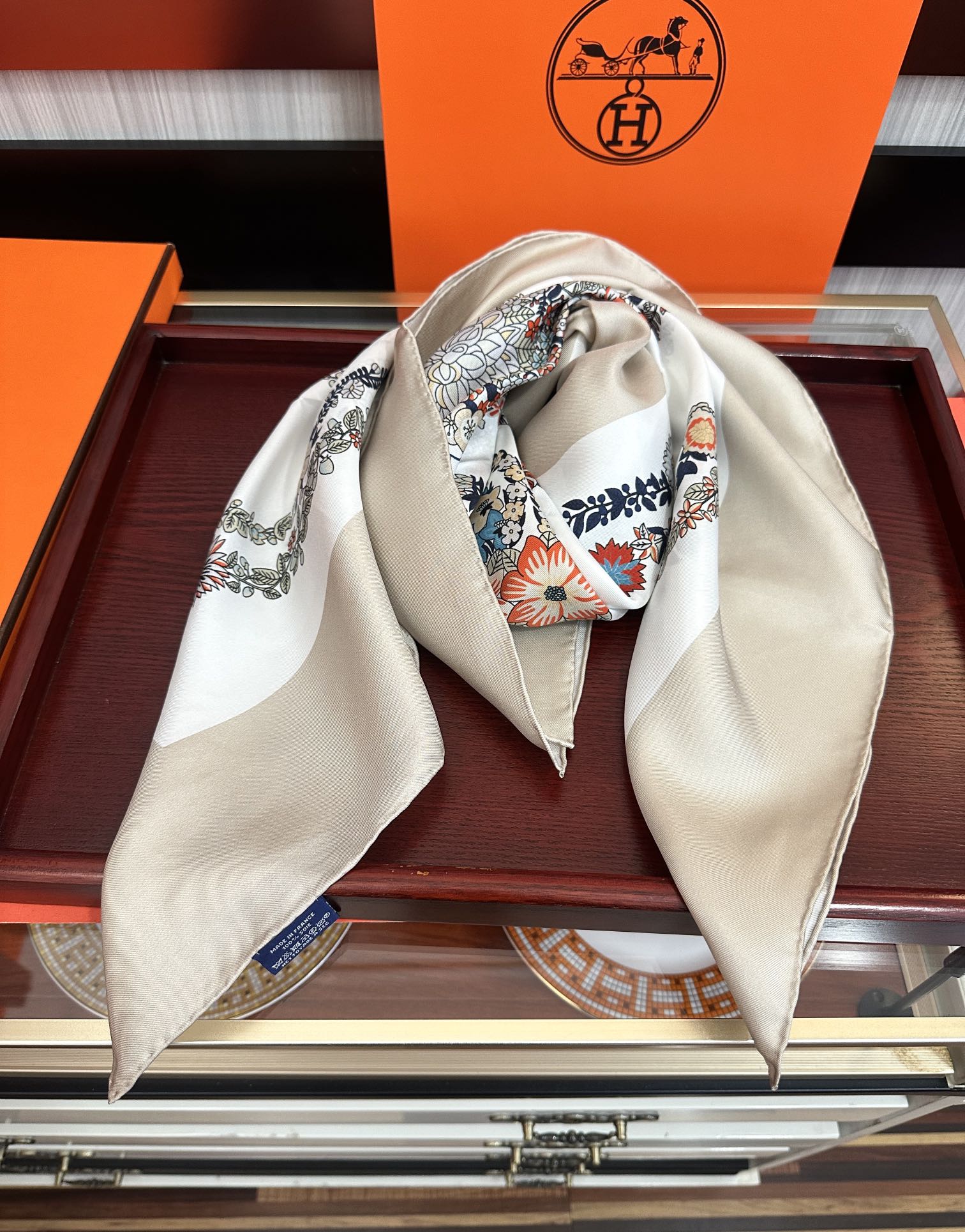  。高版本 爱马仕 的经典单品展现强大而迷人的女性魅力精髓色此90方巾推陈出新太阳诠释无限的情感和自由，