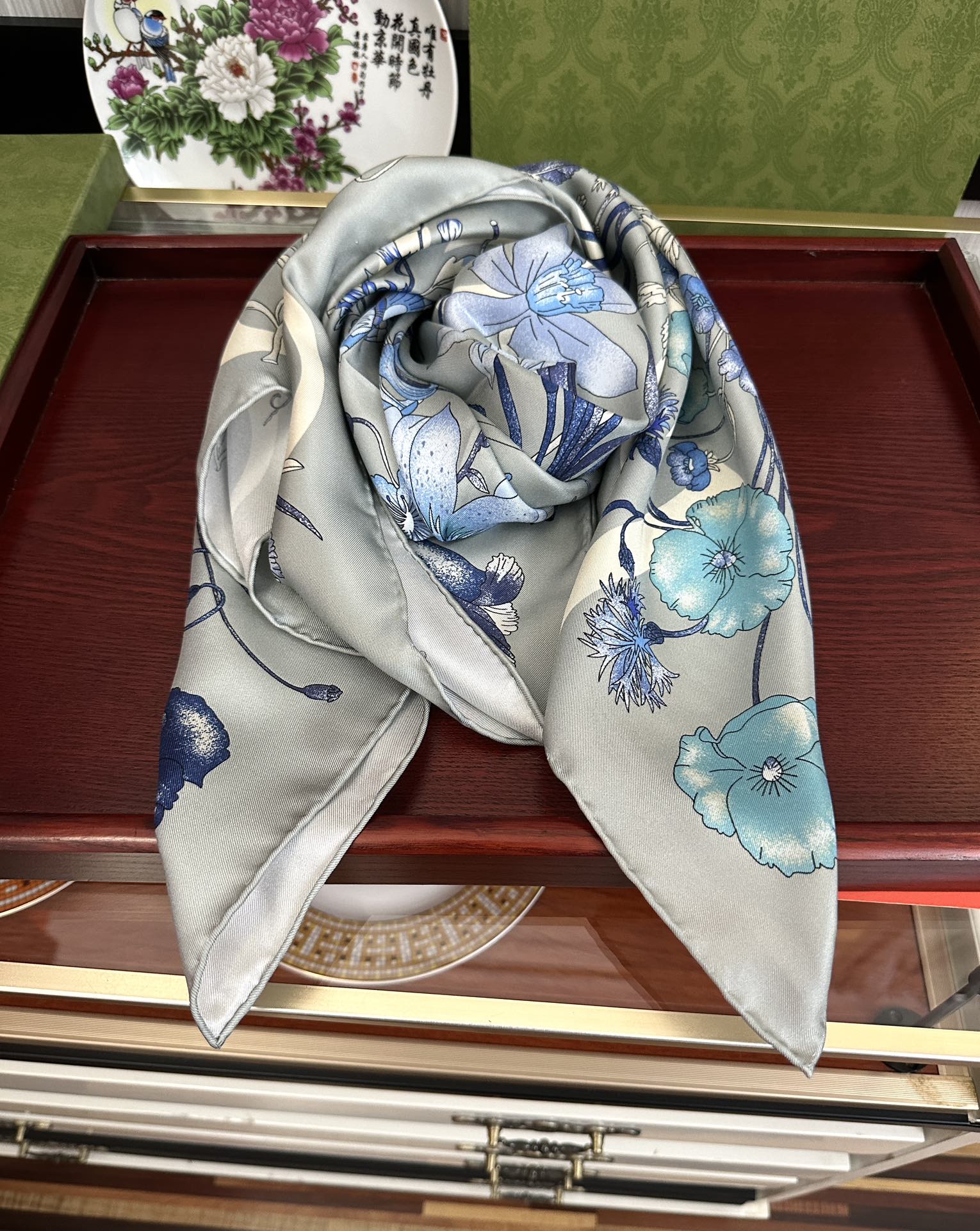  。新款 古奇《花卉丝巾》斜纹真丝 精致手工卷边庆祝光泽柔滑且垂感极佳得意以典雅的蓝色为基调嘴唇将品牌标