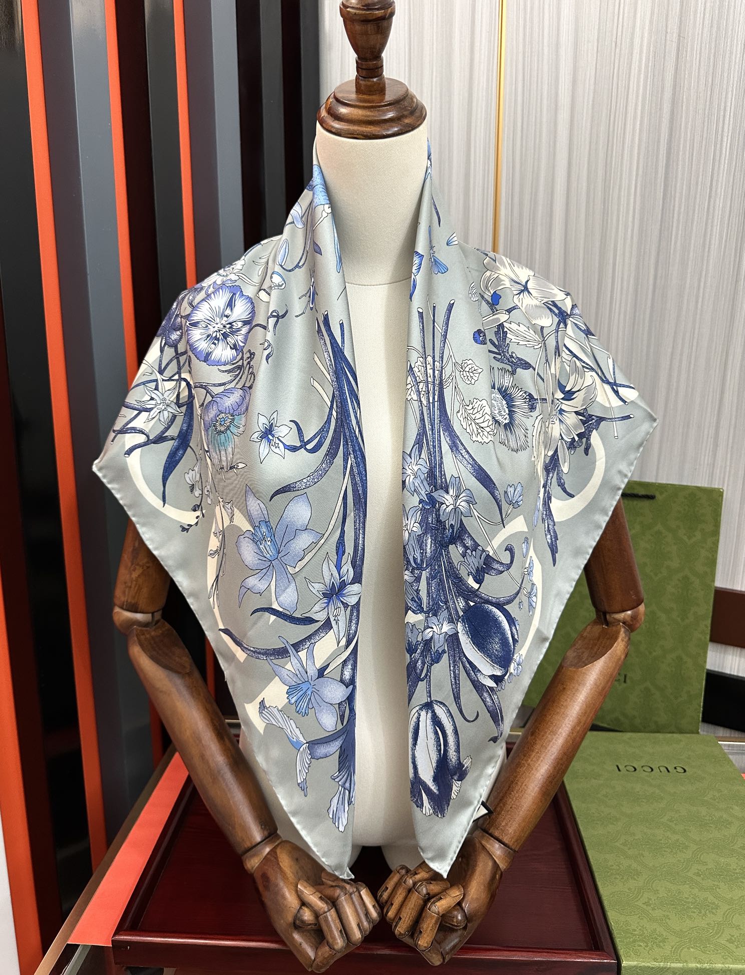  。新款 古奇《花卉丝巾》斜纹真丝 精致手工卷边庆祝光泽柔滑且垂感极佳得意以典雅的蓝色为基调嘴唇将品牌标