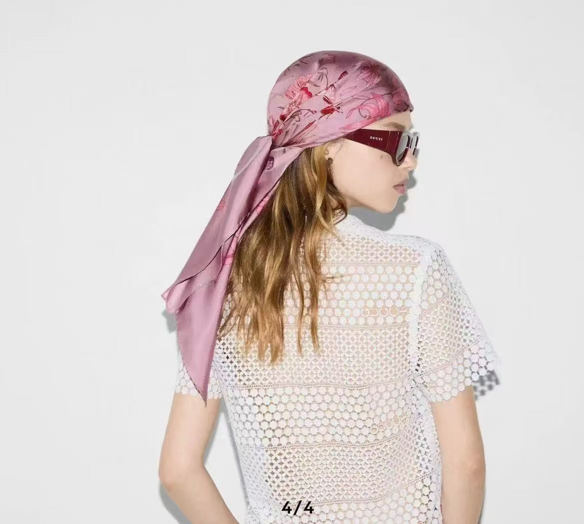  。新款 古奇《花卉丝巾》斜纹真丝 精致手工卷边庆祝光泽柔滑且垂感极佳得意以典雅的蓝色为基调嘴唇将品牌标