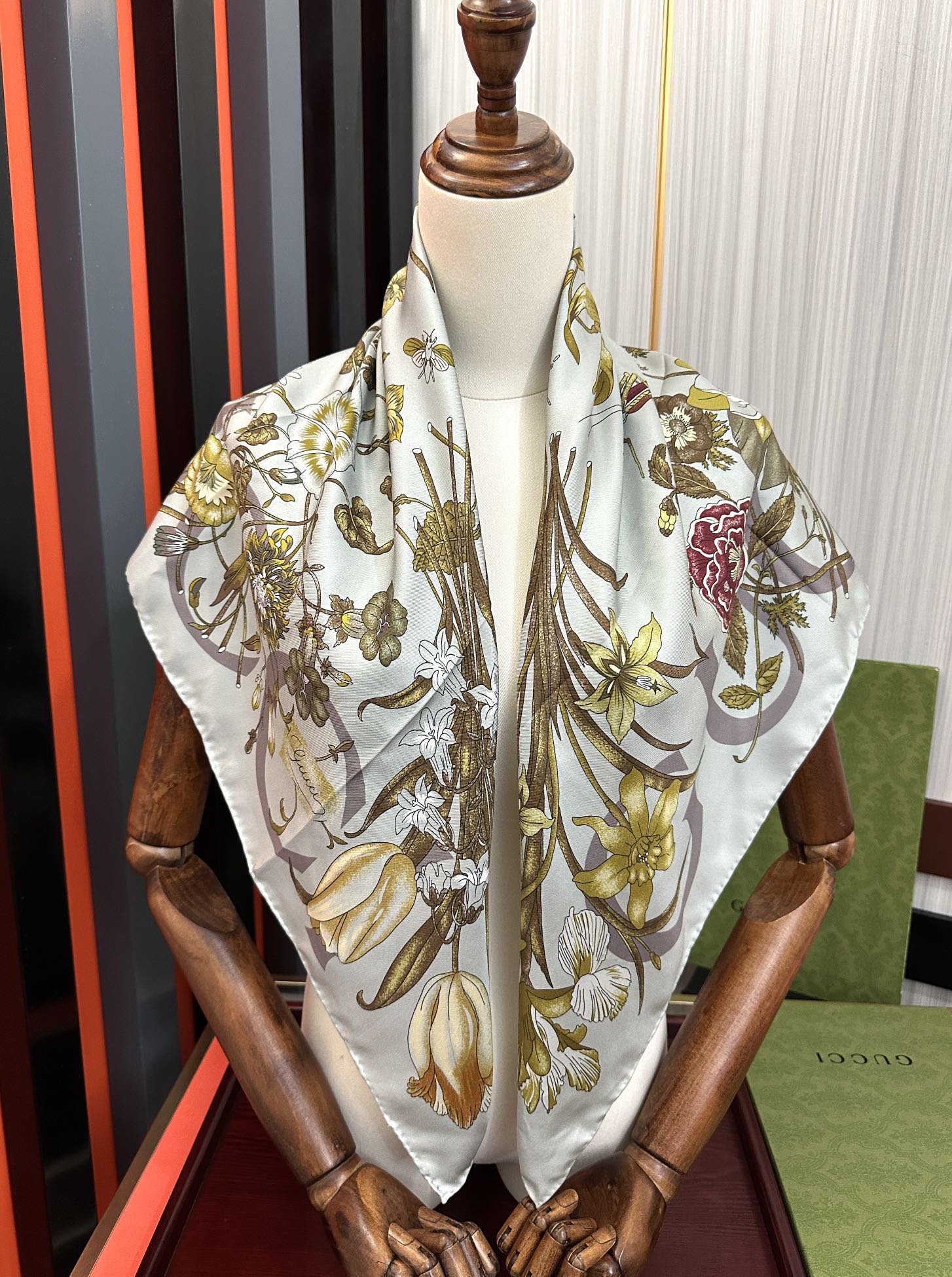  。新款 古奇《花卉丝巾》斜纹真丝 精致手工卷边庆祝光泽柔滑且垂感极佳得意以典雅的蓝色为基调嘴唇将品牌标