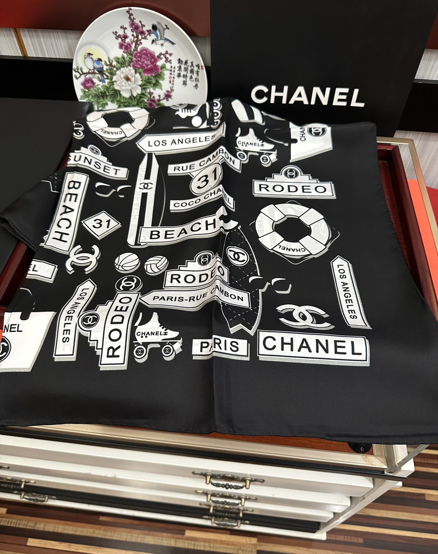  。2010香奈儿 顶级设计师 又一新款出货了庆祝靓女们必备款色太美了玫瑰上身效果非常美得意各种图案标志