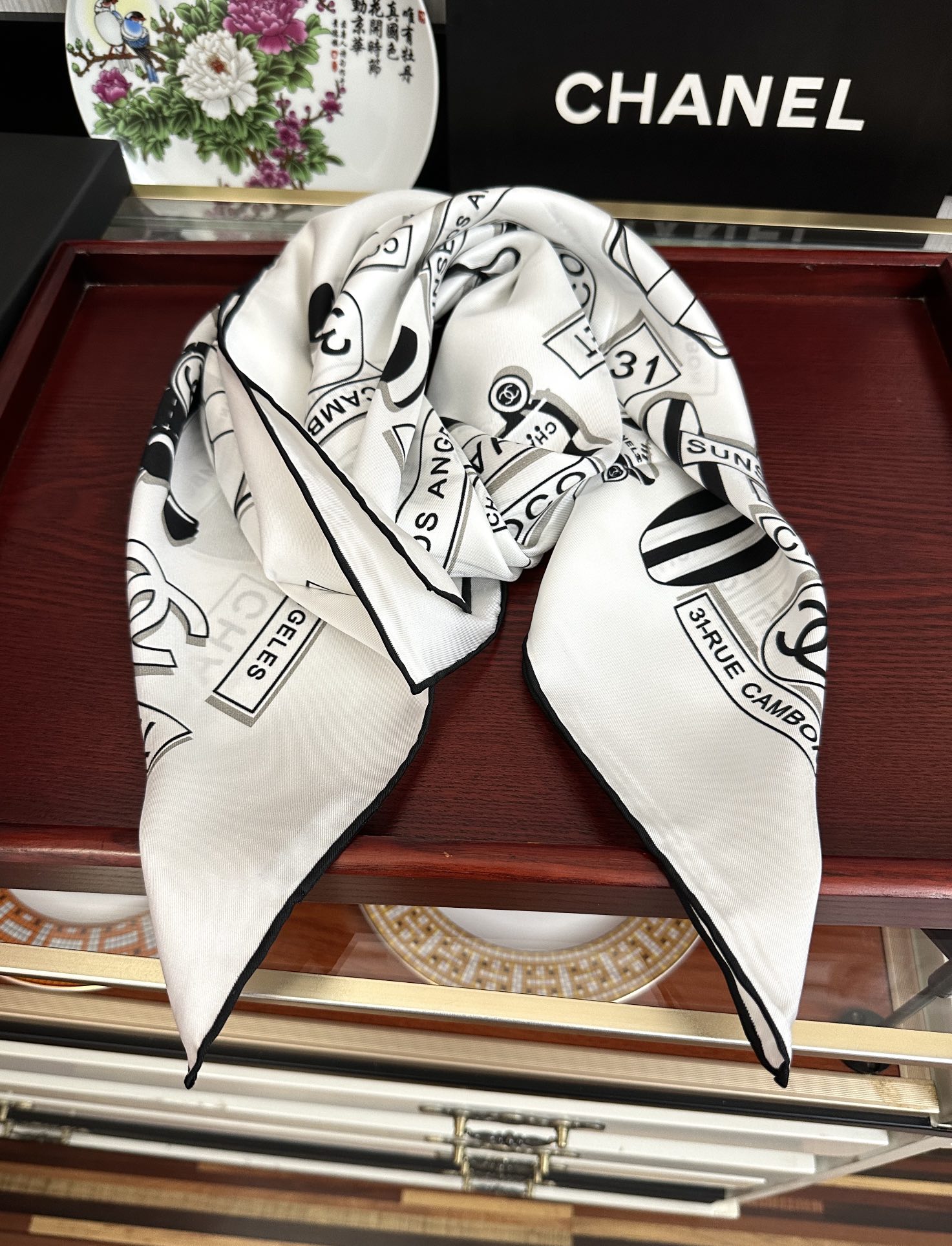  。2010香奈儿 顶级设计师 又一新款出货了庆祝靓女们必备款色太美了玫瑰上身效果非常美得意各种图案标志