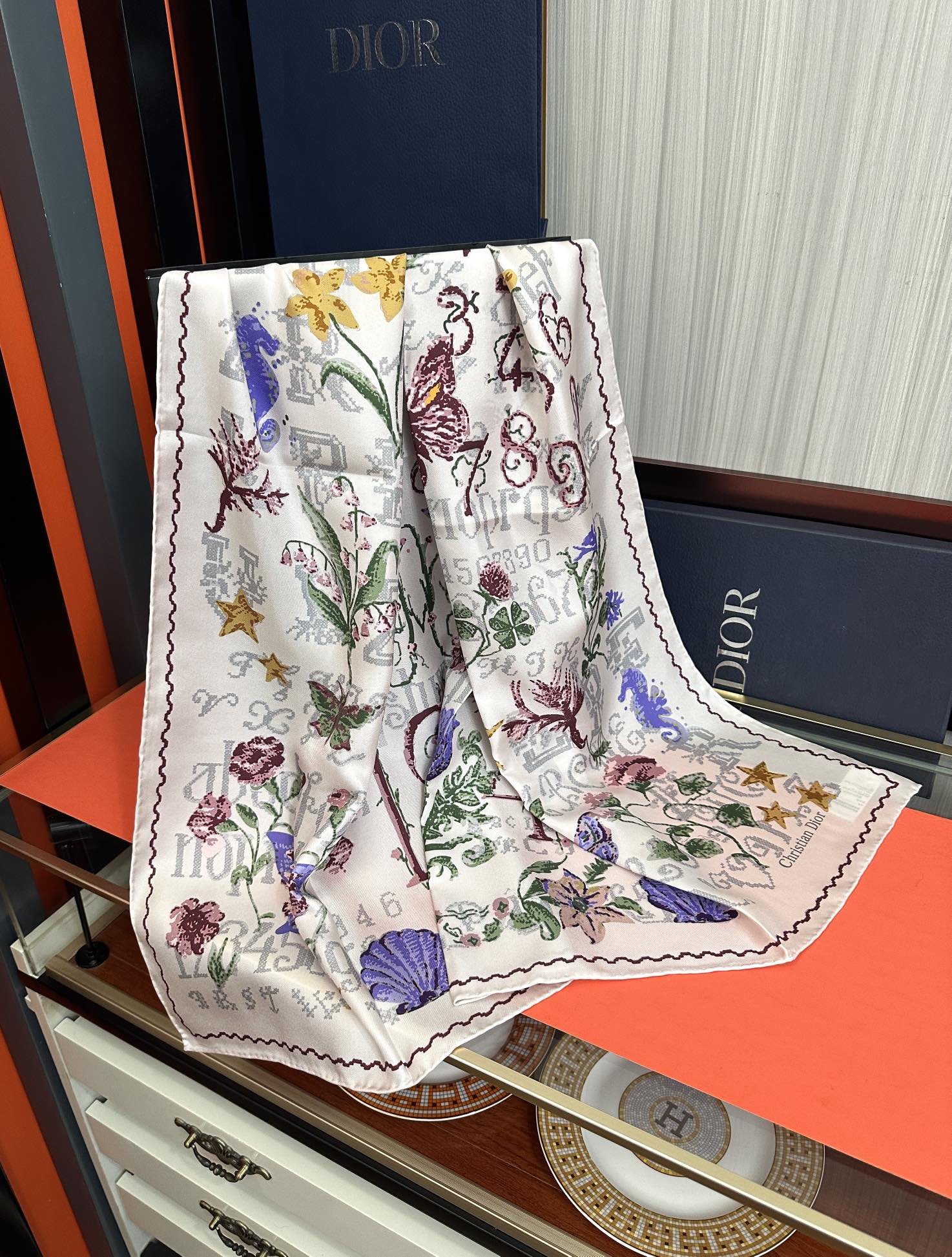  。高版本Dior【复古十字绣】这款方巾饰以 Christian 1947 印花嘴唇点缀以充满诗情画意的