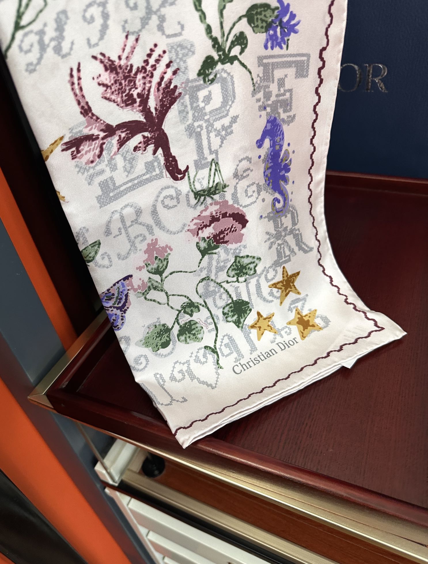  。高版本Dior【复古十字绣】这款方巾饰以 Christian 1947 印花嘴唇点缀以充满诗情画意的