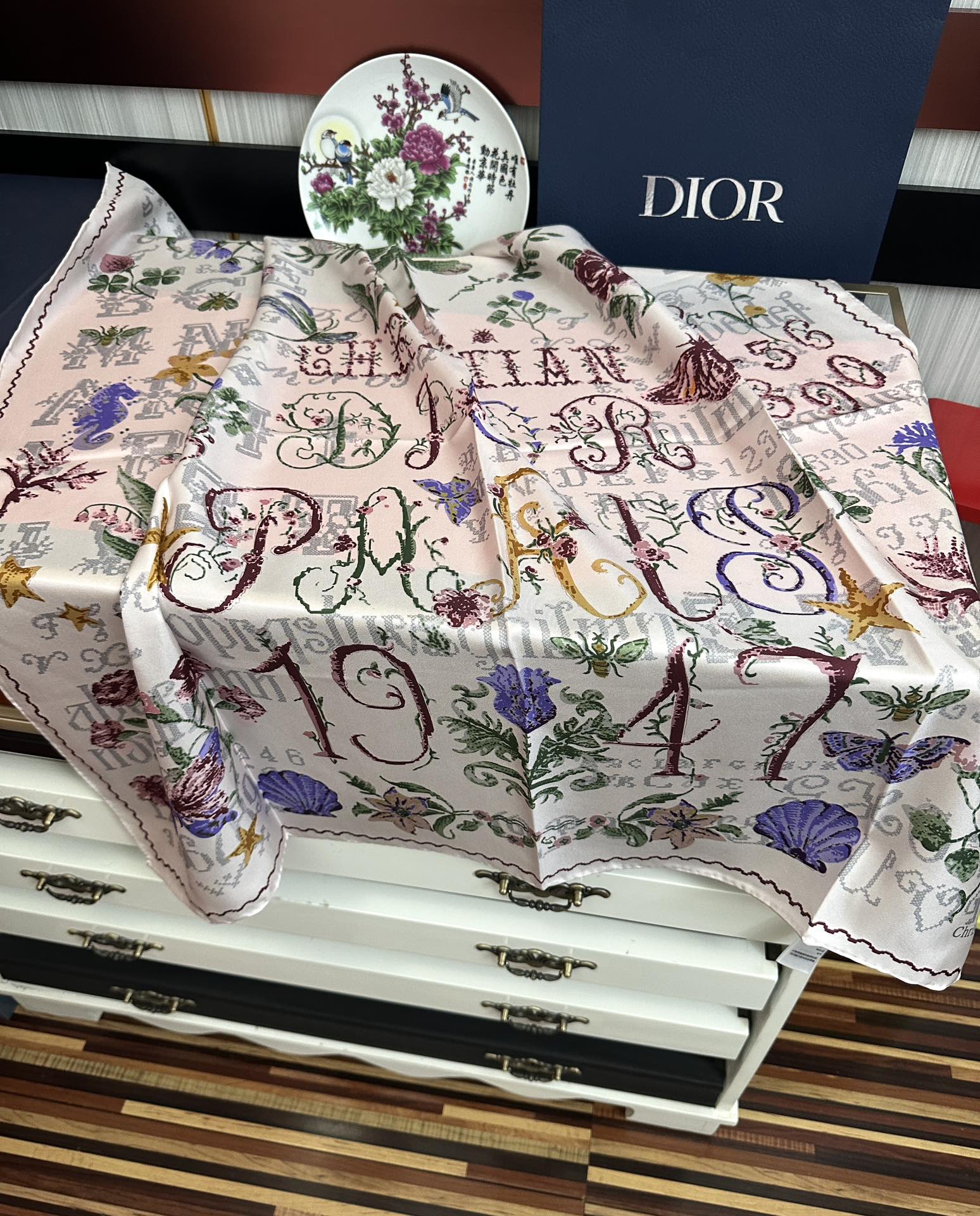  。高版本Dior【复古十字绣】这款方巾饰以 Christian 1947 印花嘴唇点缀以充满诗情画意的