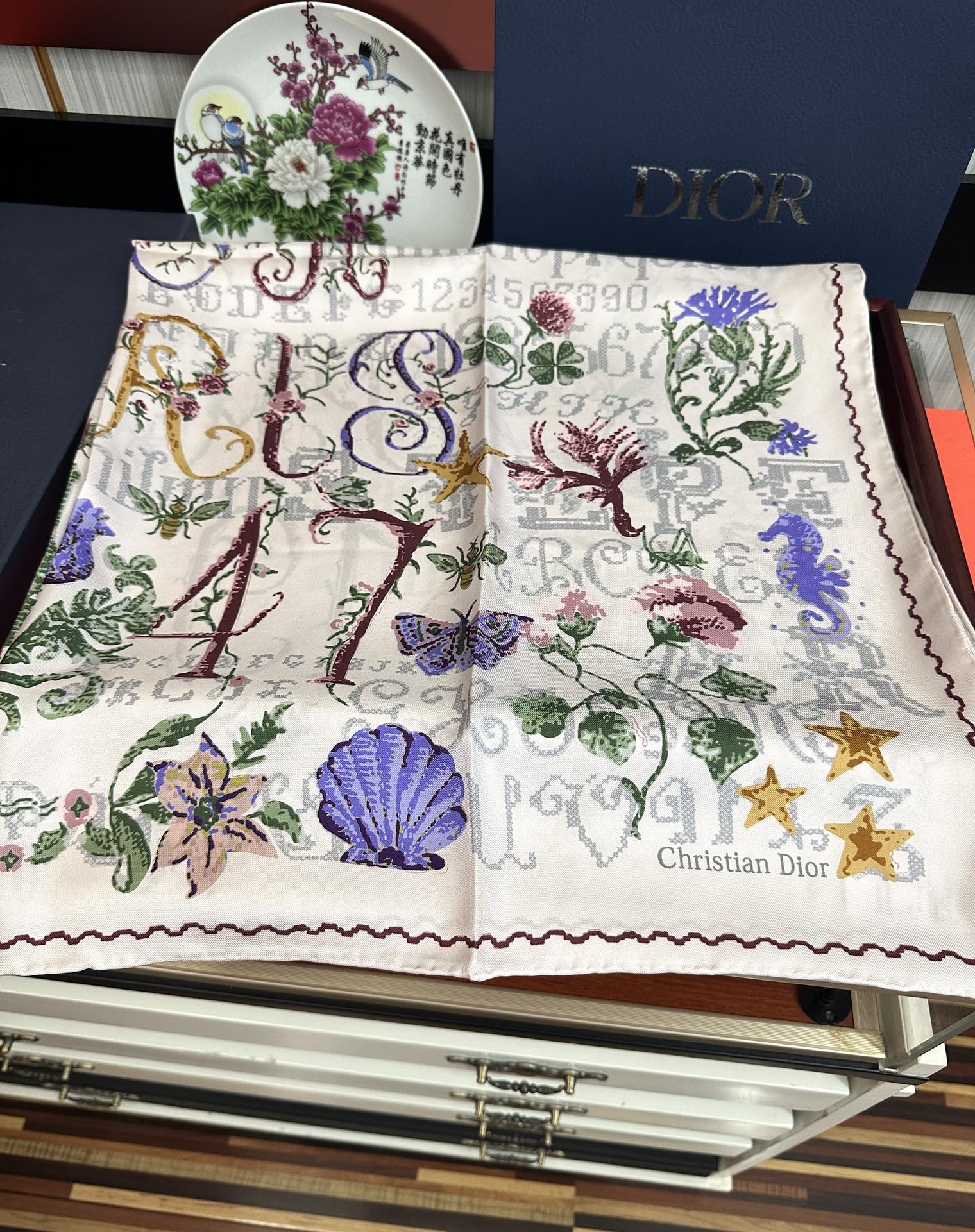  。高版本Dior【复古十字绣】这款方巾饰以 Christian 1947 印花嘴唇点缀以充满诗情画意的