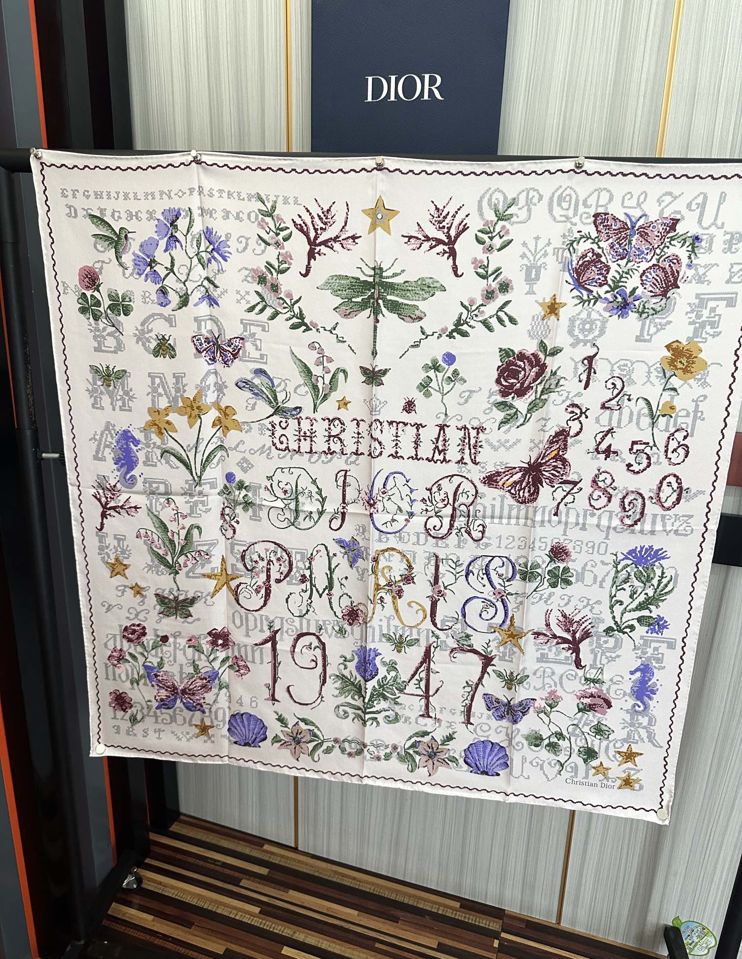  。高版本Dior【复古十字绣】这款方巾饰以 Christian 1947 印花嘴唇点缀以充满诗情画意的