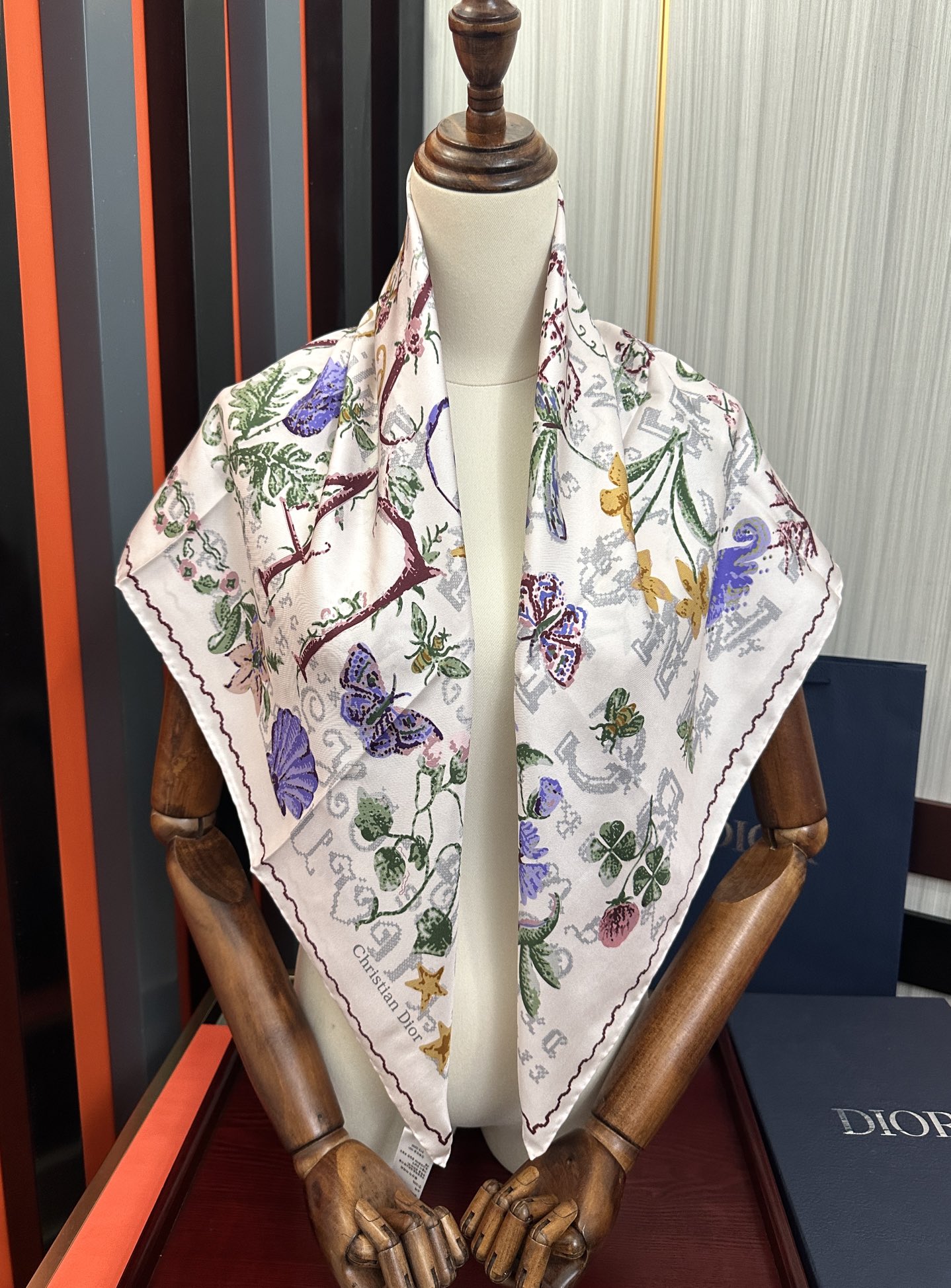  。高版本Dior【复古十字绣】这款方巾饰以 Christian 1947 印花嘴唇点缀以充满诗情画意的