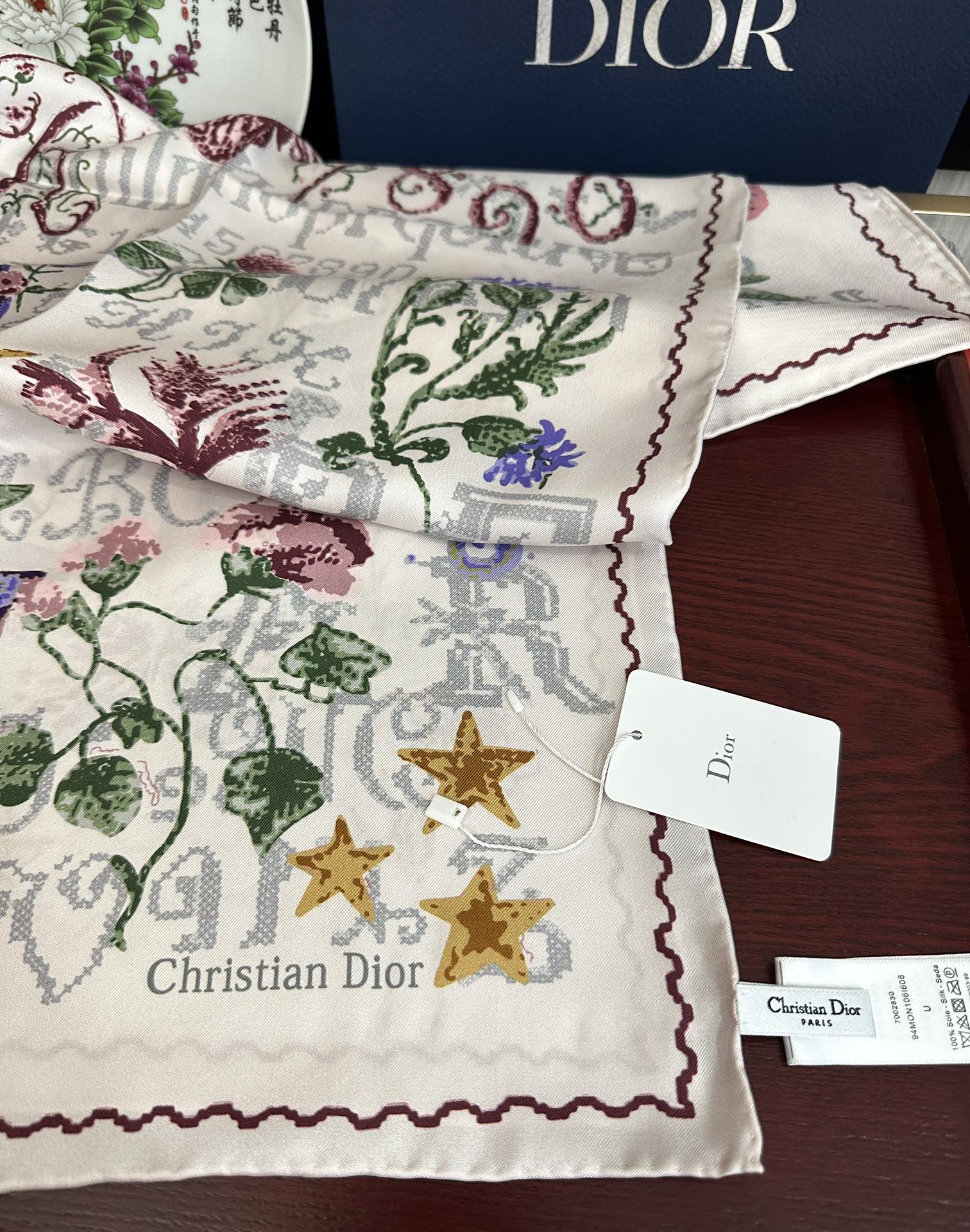  。高版本Dior【复古十字绣】这款方巾饰以 Christian 1947 印花嘴唇点缀以充满诗情画意的