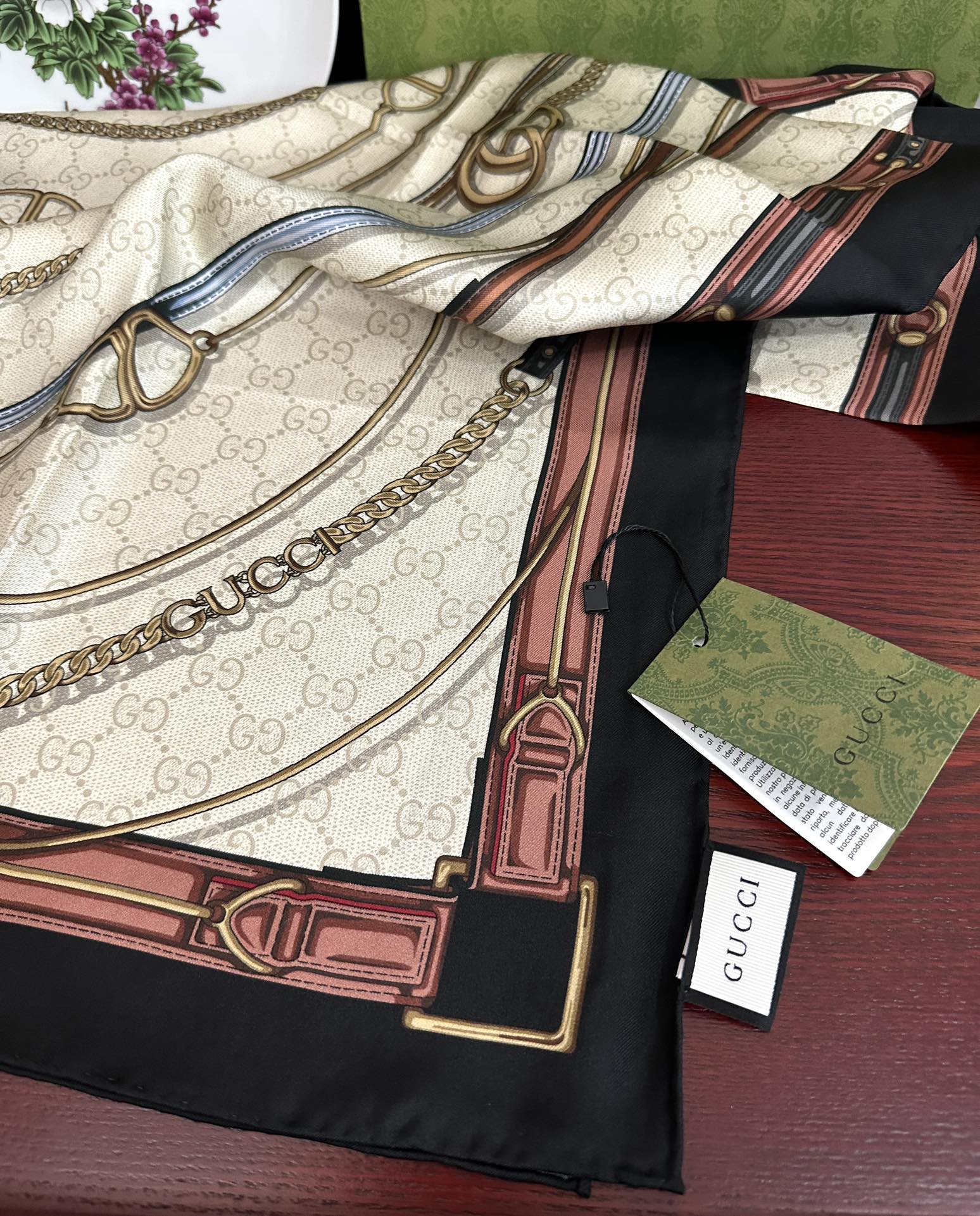 新款 。古奇 2025太美了必备款官网同步《皮革GG图案系列》印花方巾庆祝手工卷边品牌标志性不断焕新演绎