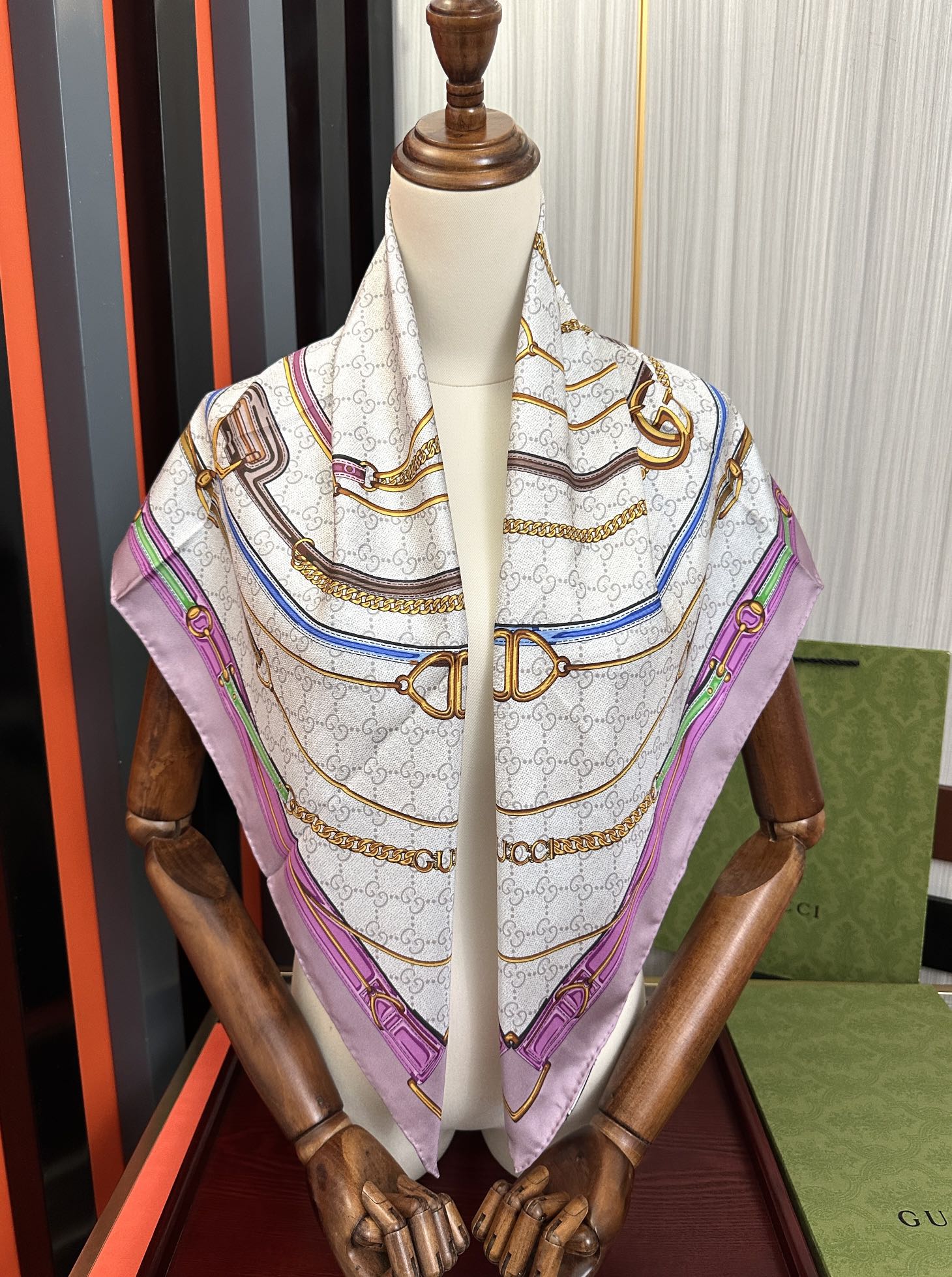 新款 。古奇 2025太美了必备款官网同步《皮革GG图案系列》印花方巾庆祝手工卷边品牌标志性不断焕新演绎