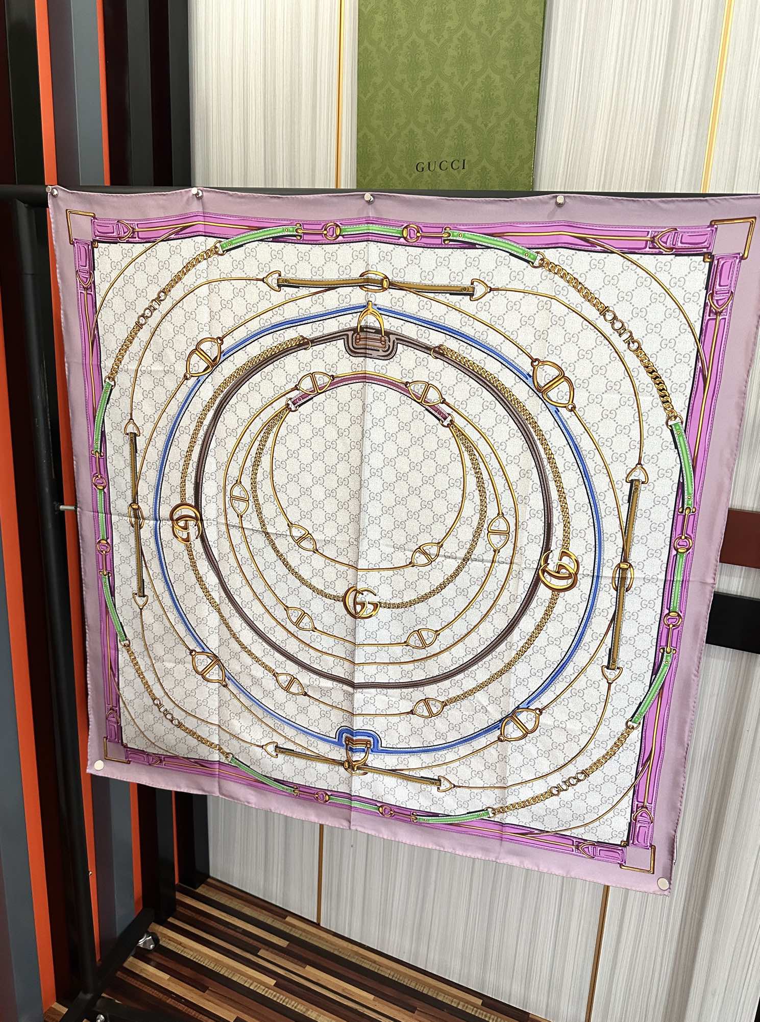 新款 。古奇 2025太美了必备款官网同步《皮革GG图案系列》印花方巾庆祝手工卷边品牌标志性不断焕新演绎