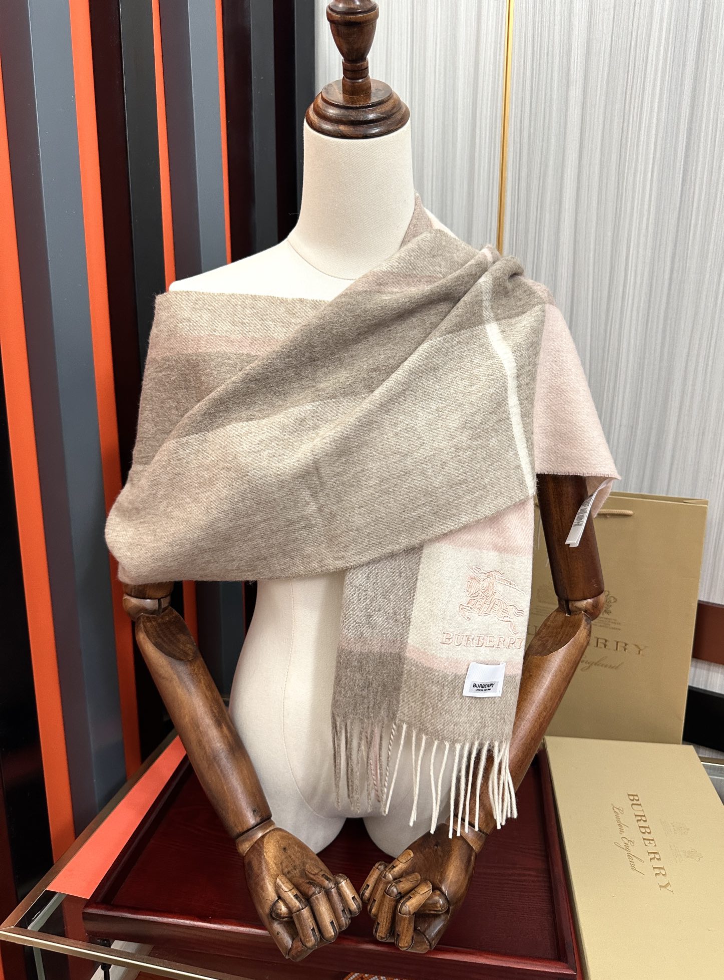 上新。 巴宝莉【刺绣战马】2025最新款男女通用情侣款👫重磅推荐💥 经典的格子，永不过时。非常保暖柔软亲