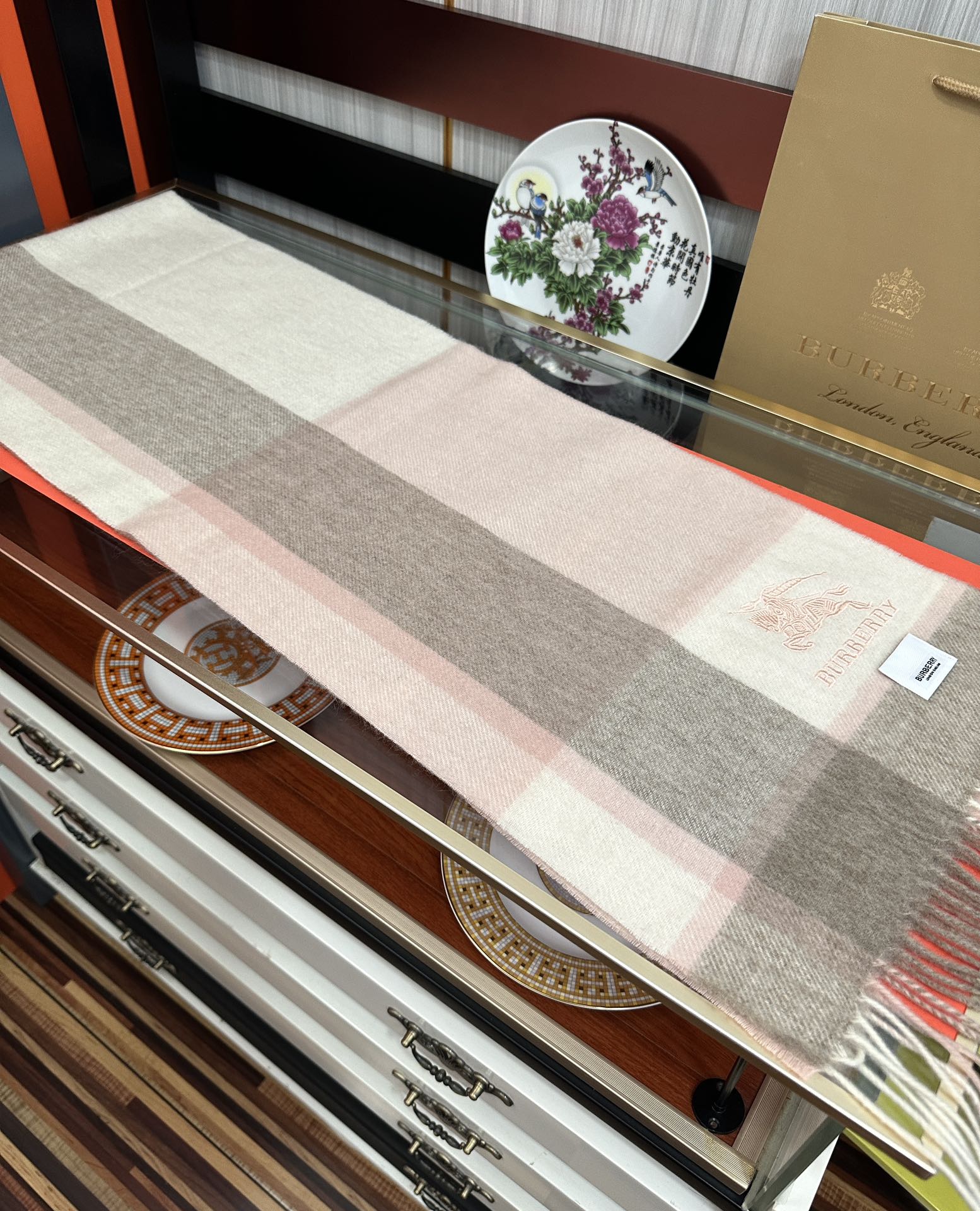 上新。 巴宝莉【刺绣战马】2025最新款男女通用情侣款👫重磅推荐💥 经典的格子，永不过时。非常保暖柔软亲