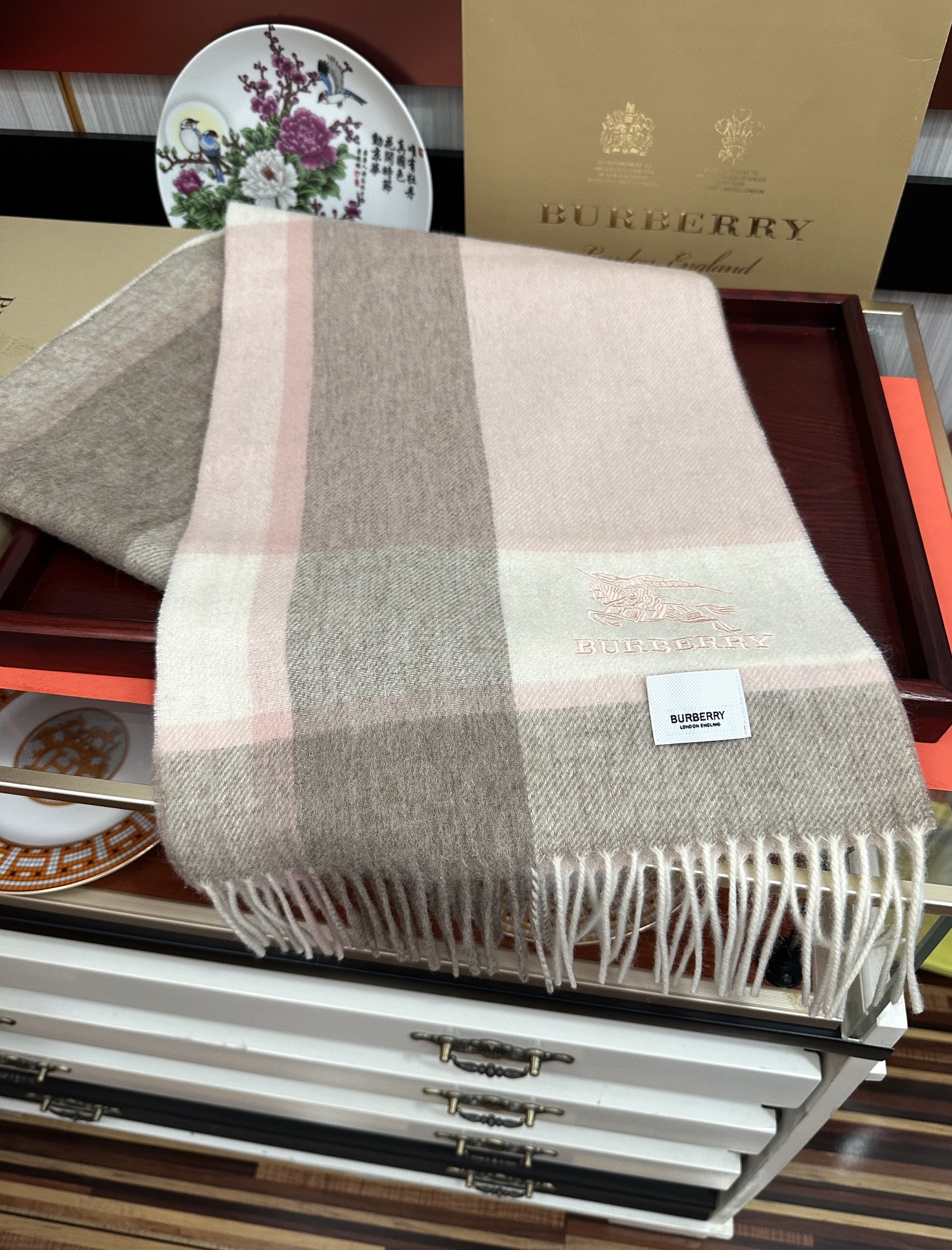 上新。 巴宝莉【刺绣战马】2025最新款男女通用情侣款👫重磅推荐💥 经典的格子，永不过时。非常保暖柔软亲