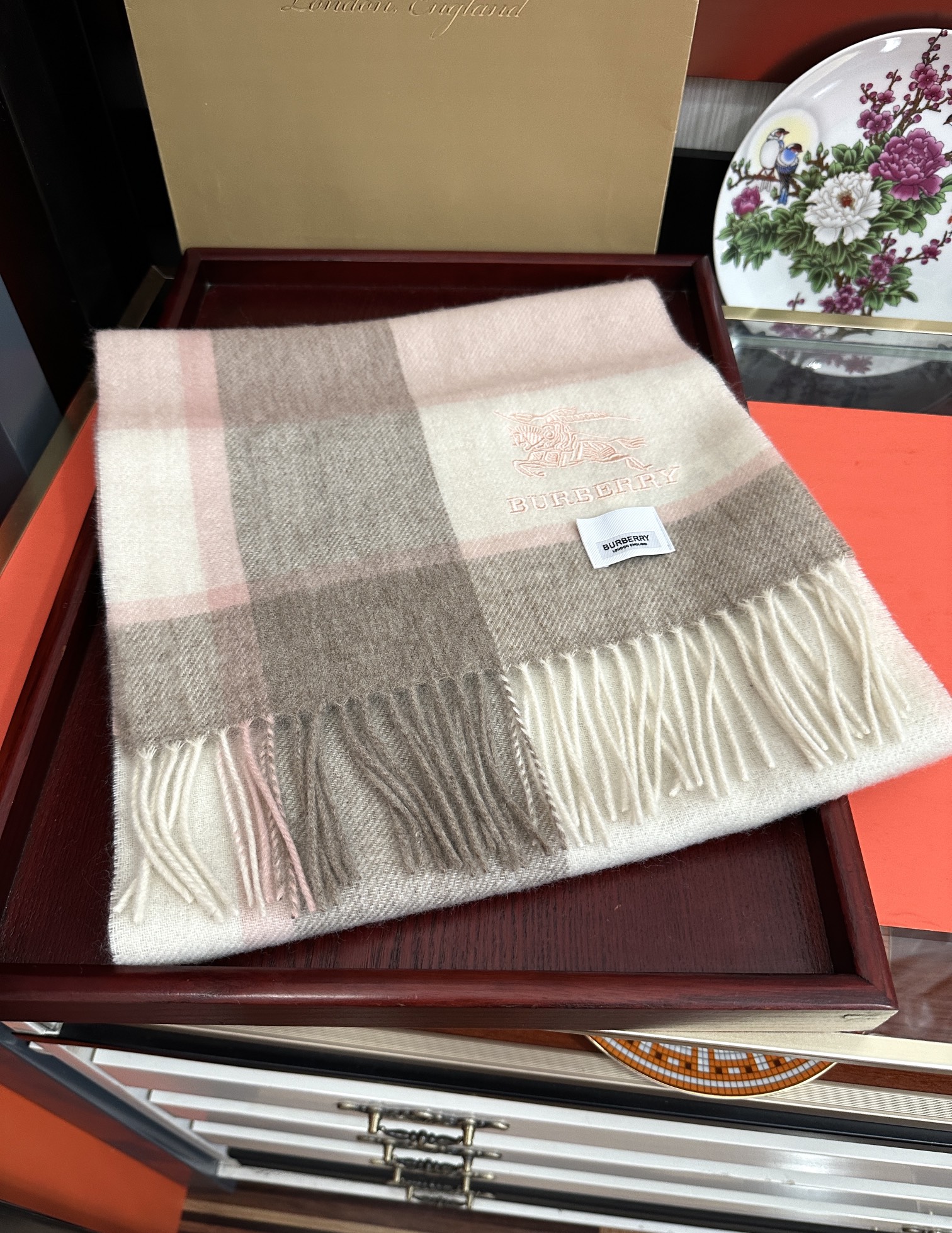 上新。 巴宝莉【刺绣战马】2025最新款男女通用情侣款👫重磅推荐💥 经典的格子，永不过时。非常保暖柔软亲