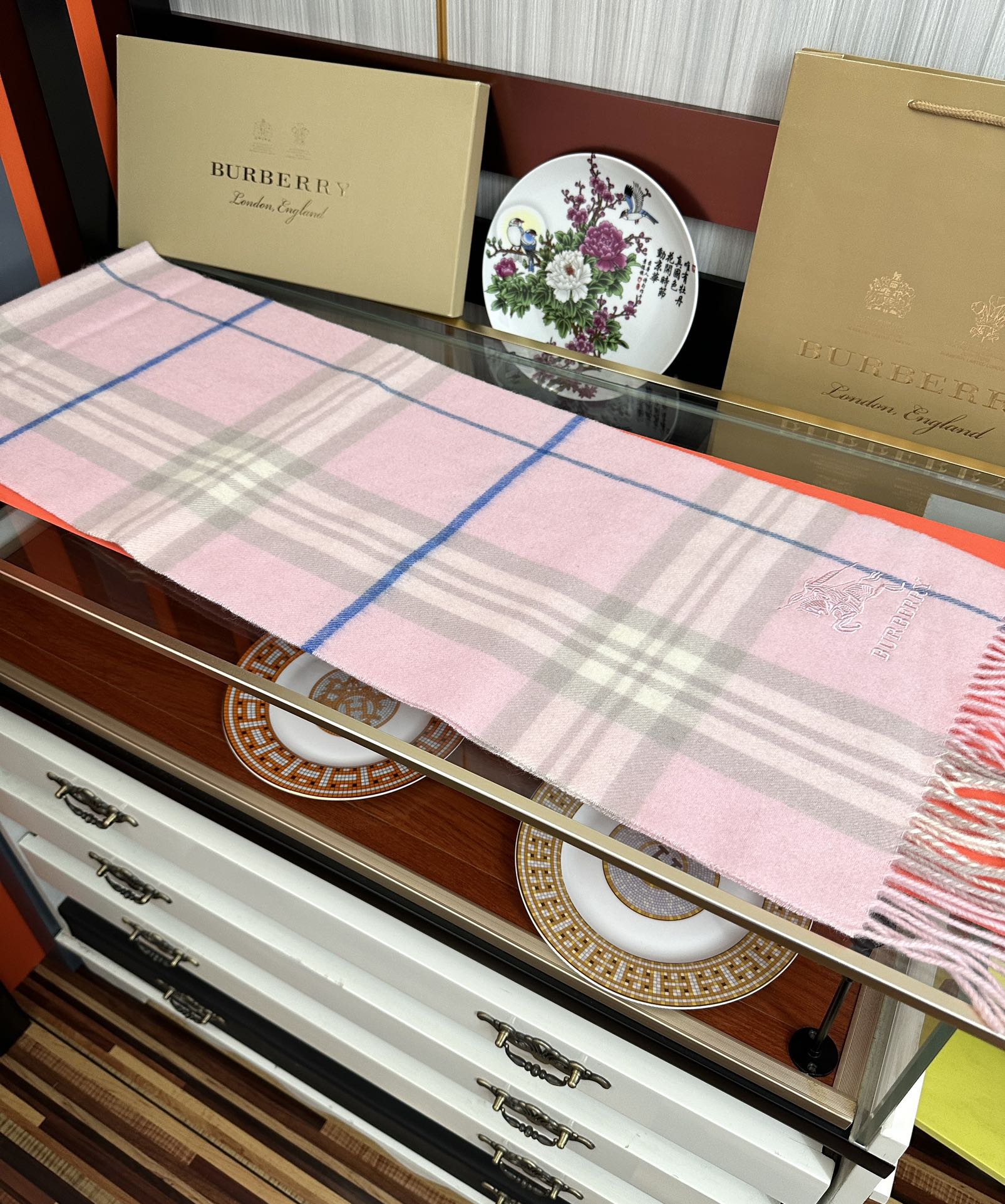 。巴宝莉2025。最新款💖【经典格子战马】男女通用情侣👫款，永不过时，上身效果非常棒👍质感醇尚的苏格兰风