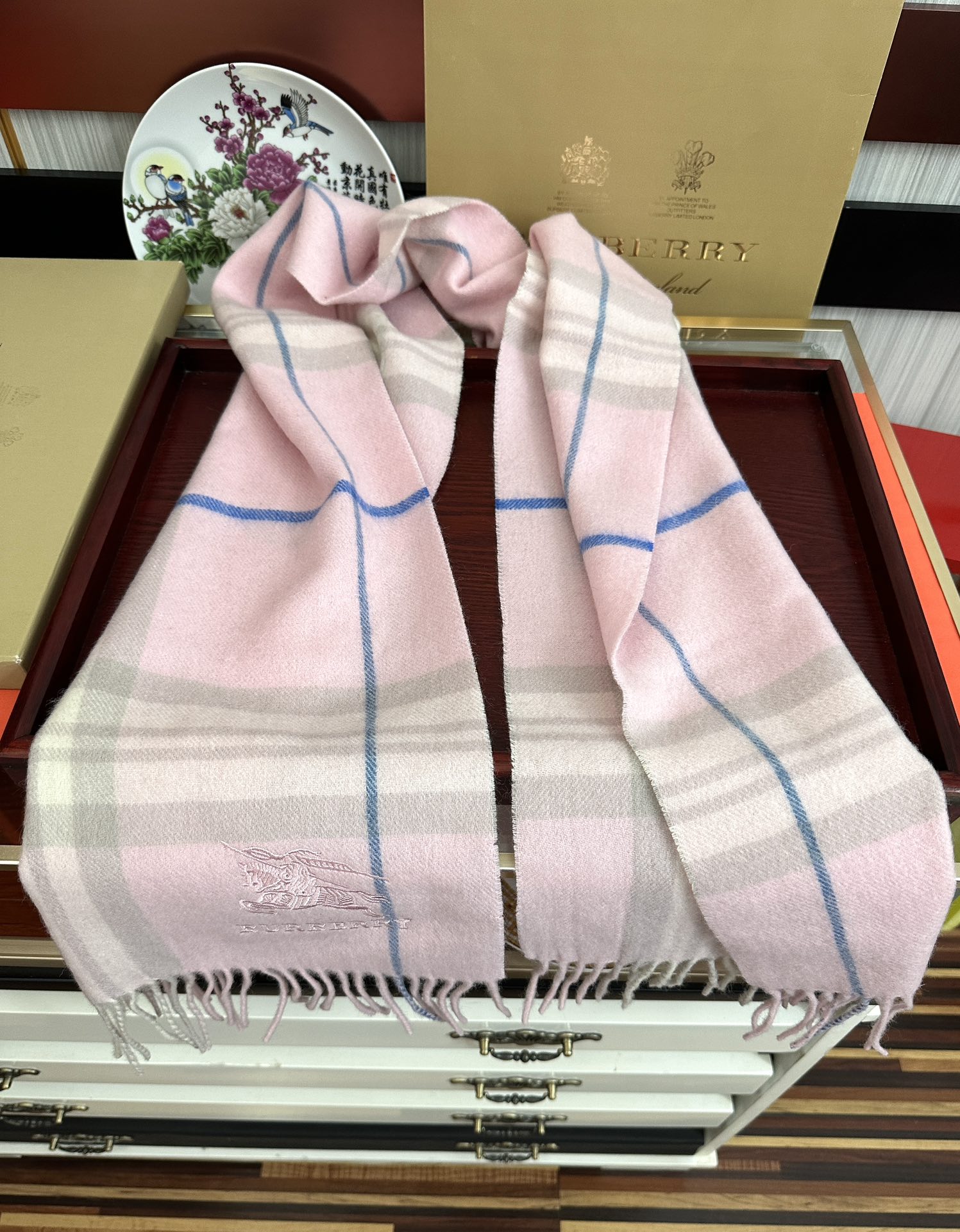 。巴宝莉2025。最新款💖【经典格子战马】男女通用情侣👫款，永不过时，上身效果非常棒👍质感醇尚的苏格兰风